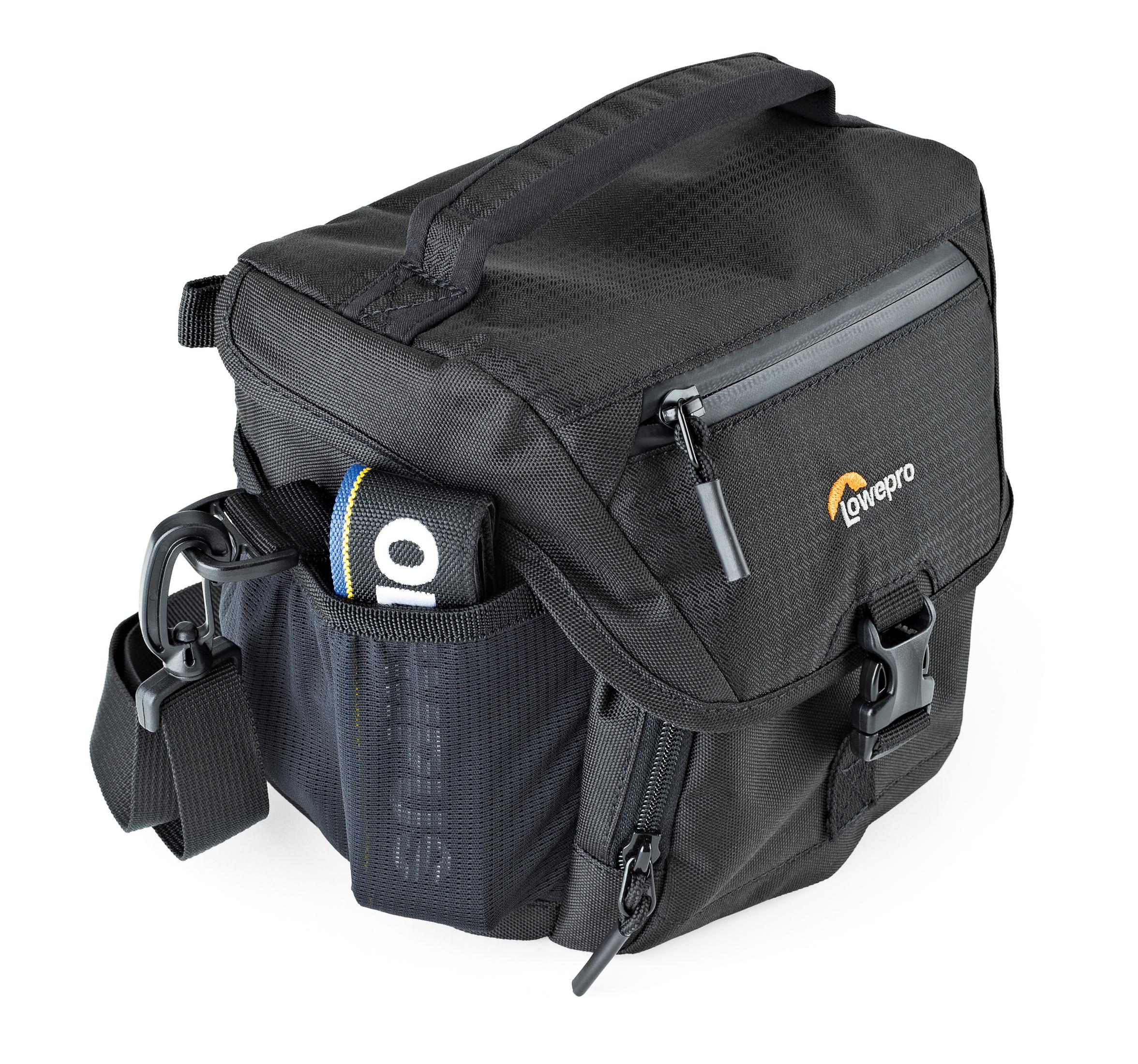 Eine schwarze Lowepro Kameratasche mit Griff, Seitentasche und Schultergurt.