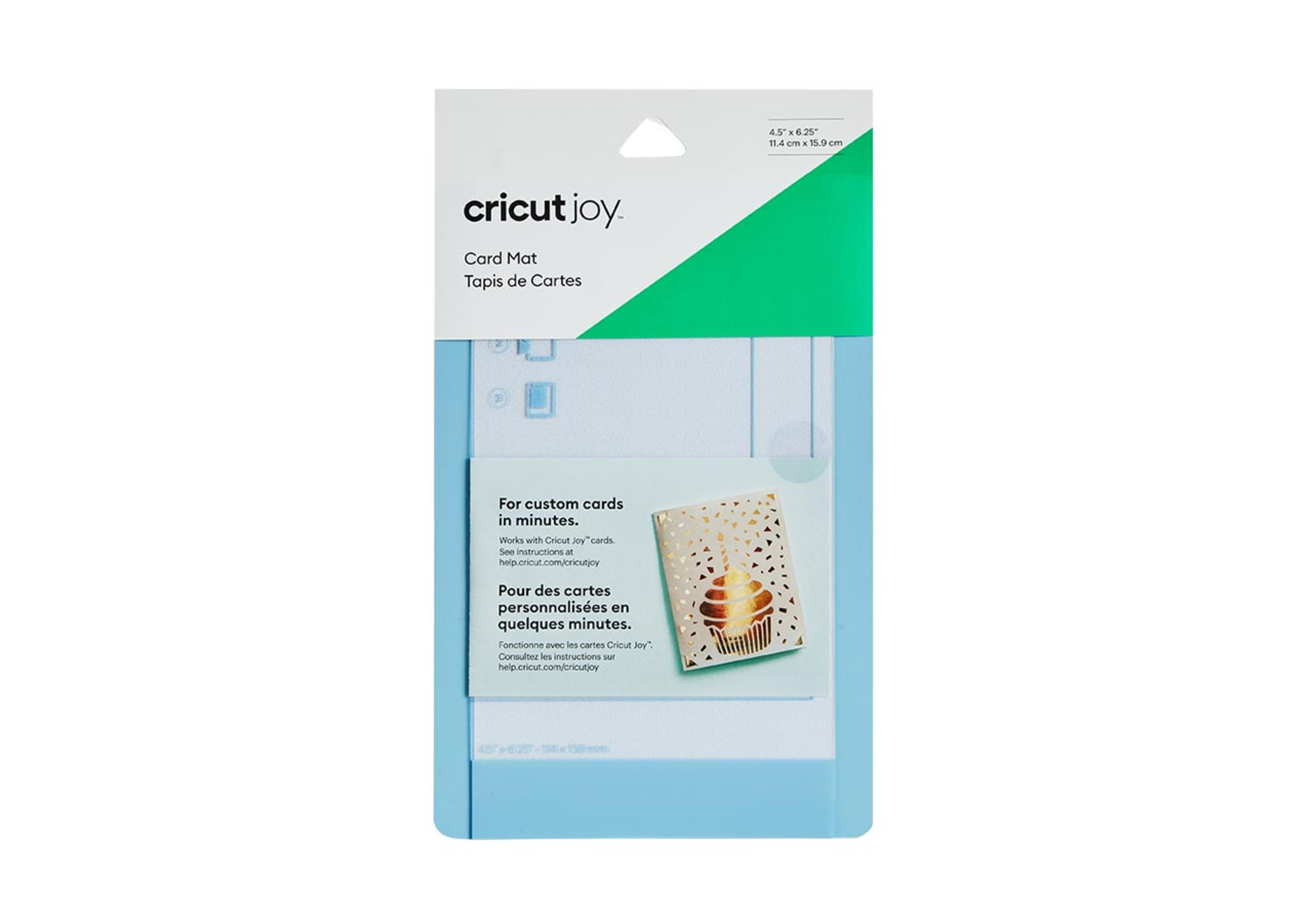 Eine Cricut Joy Kartenmatten-Verpackung mit eingelegter Karte, die ein ausgeschnittenes Design zeigt, auf weißem Grund.