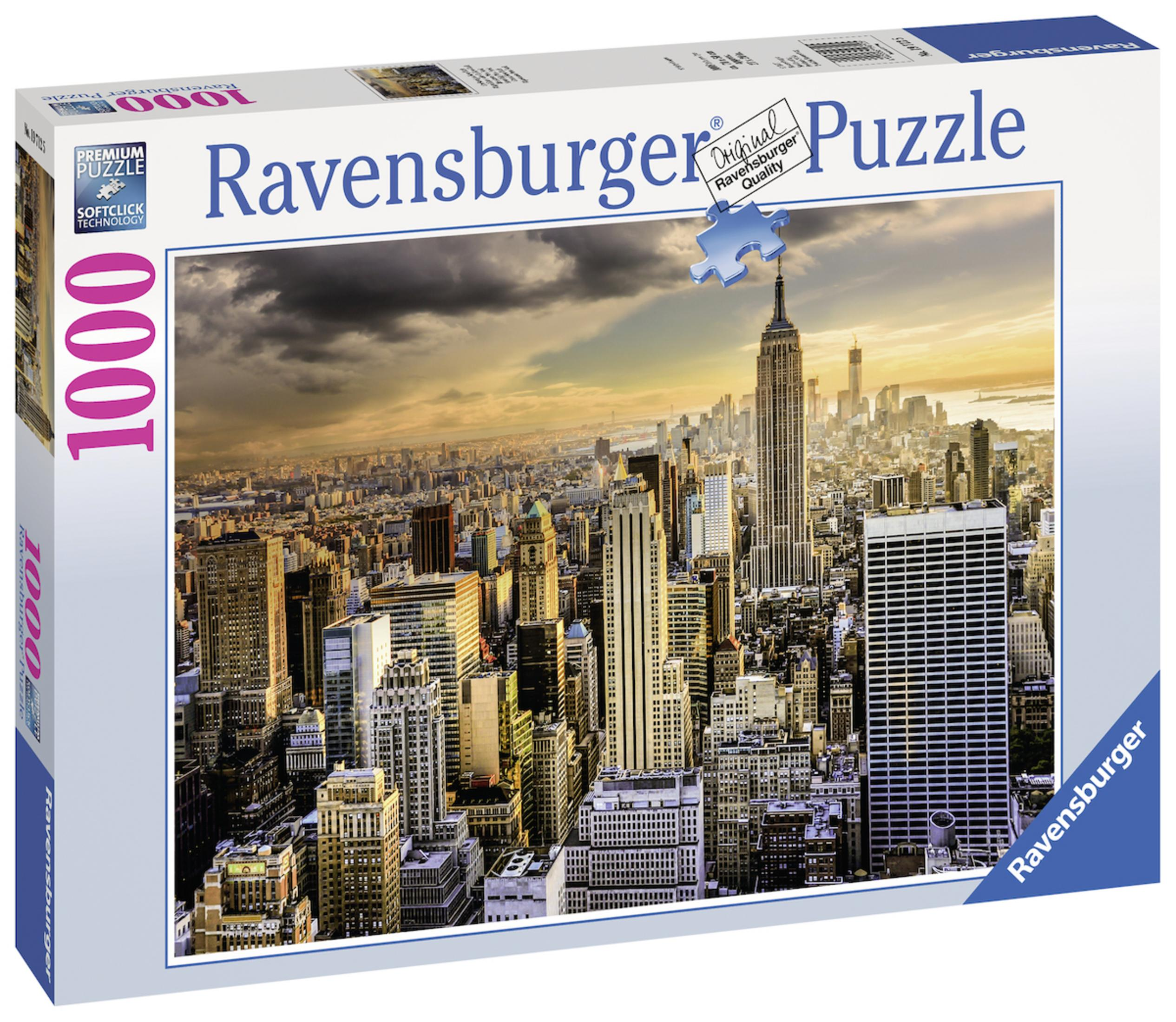 Ein 1000-teiliger Ravensburger Puzzle-Karton mit der Skyline von New York City bei Sonnenuntergang.