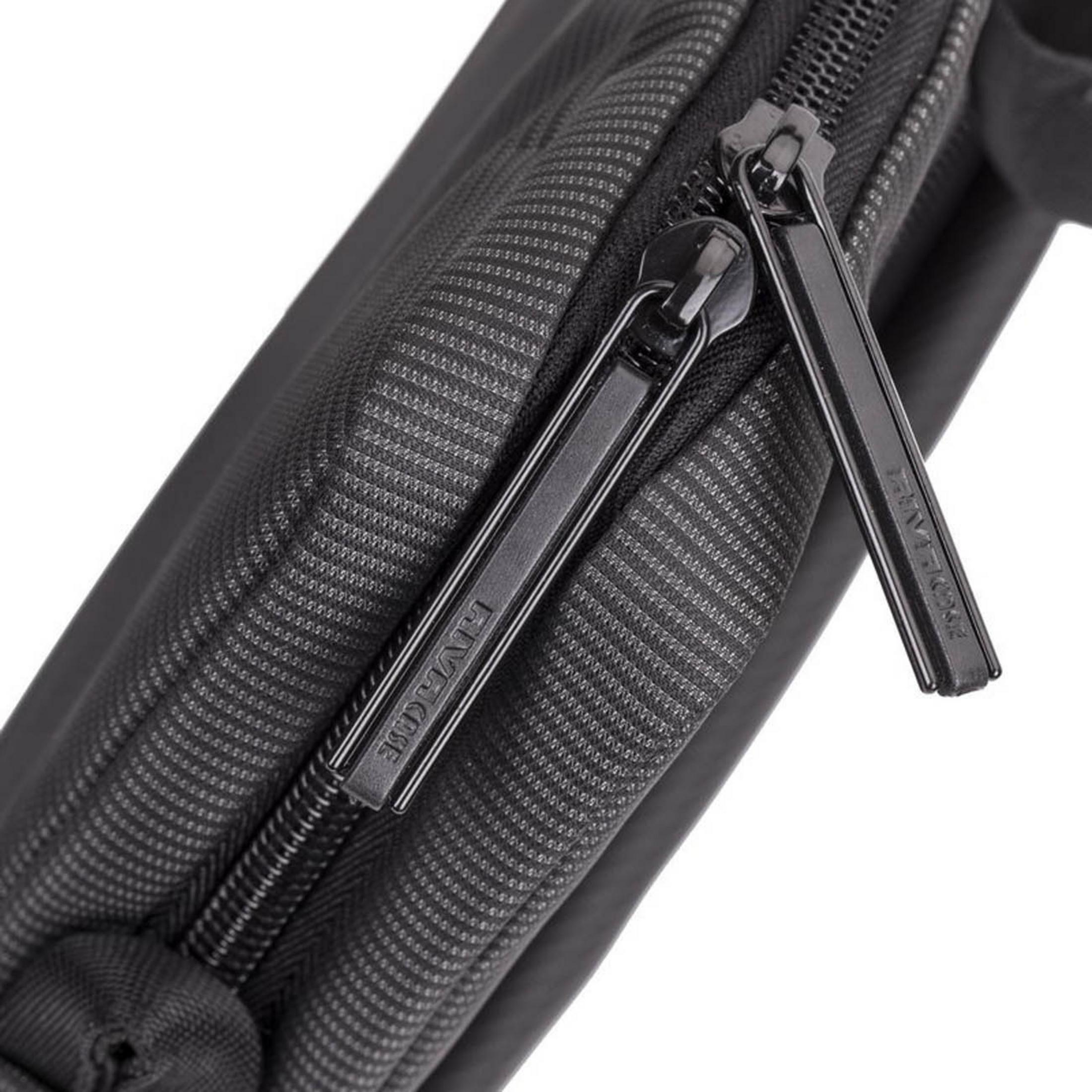 Nahaufnahme des Reißverschlusses einer schwarzen Tasche mit Rivacase-Logo.