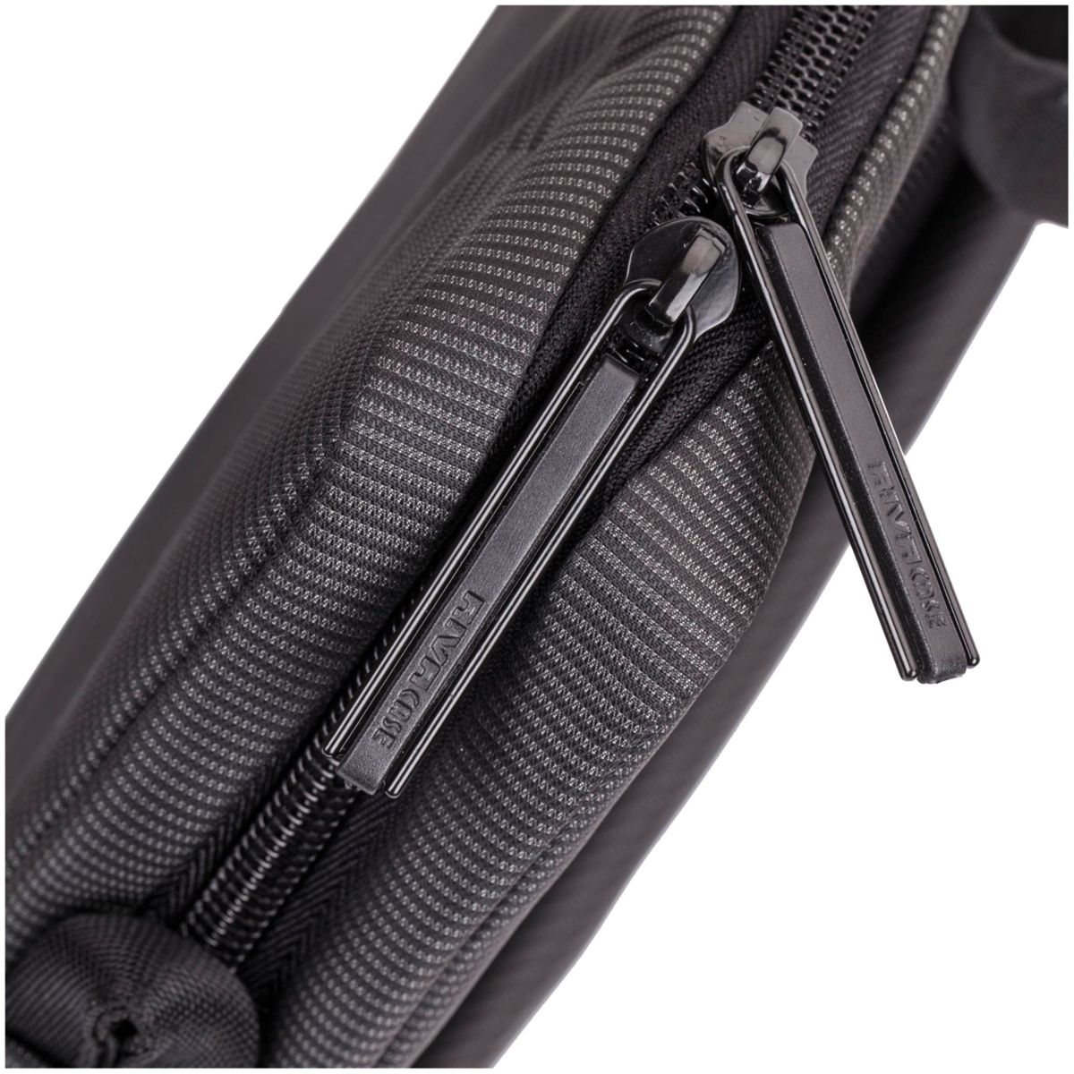 Nahaufnahme einer schwarzen Tasche mit zwei Reißverschlüssen, die Zipper zeigen.