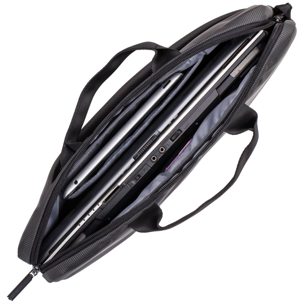 Eine schwarze Laptoptasche geöffnet, mit Laptops und anderen technischen Geräten darin.