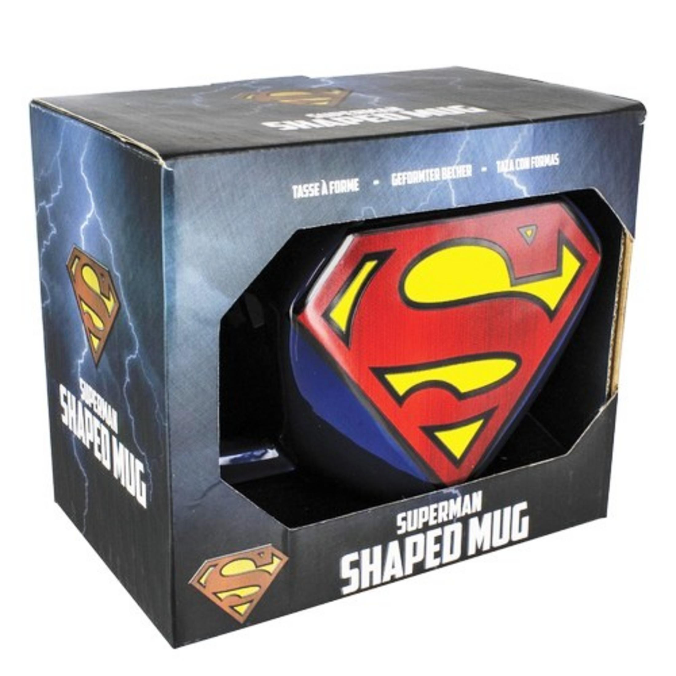Superman-Tasse in einer Box. Rotes und gelbes Logo auf blauem Hintergrund. Schwarze Box mit Blitzen.