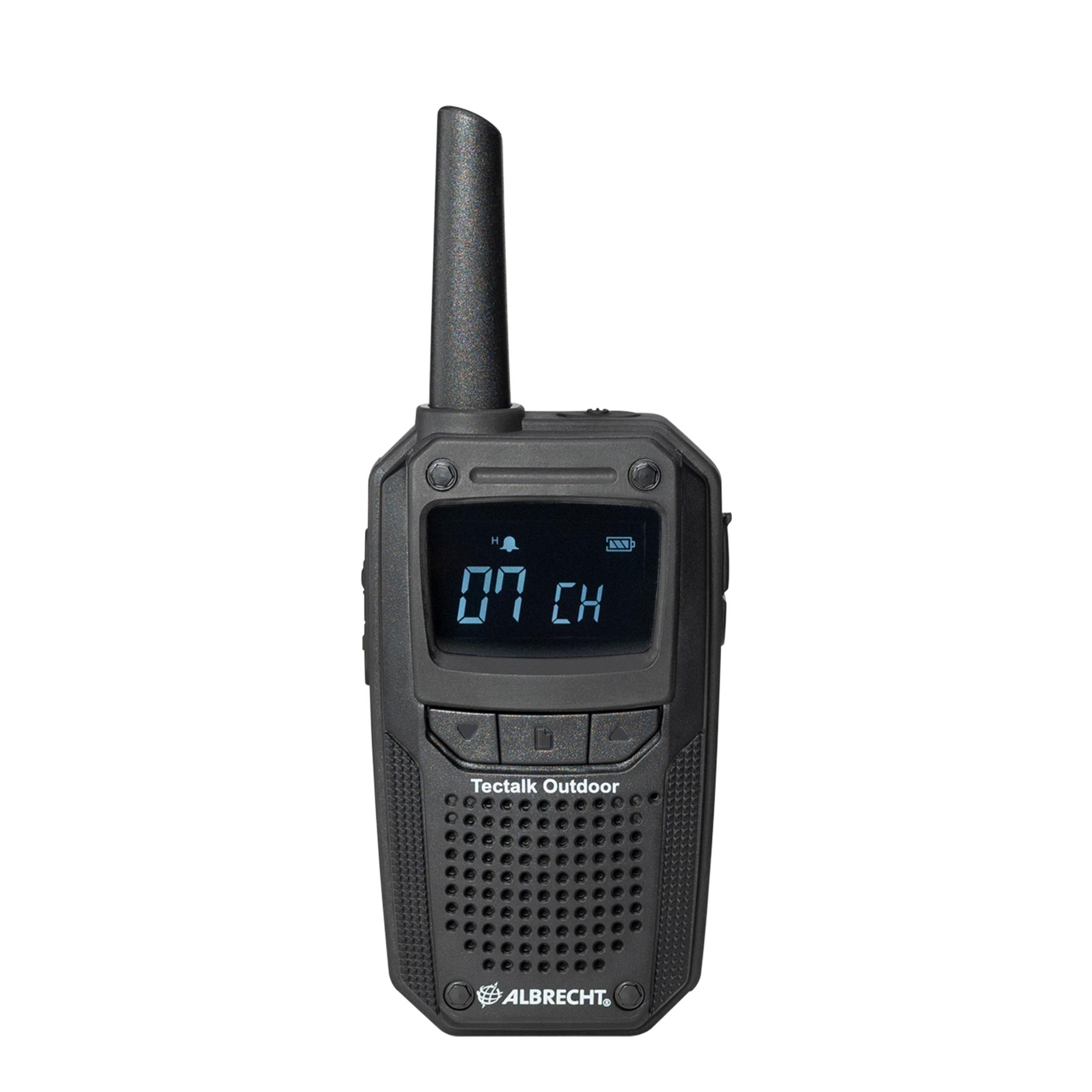 Schwarzes Walkie-Talkie mit Antenne und Bildschirm, der Zahlen und Buchstaben anzeigt. Der Markenname steht unten.