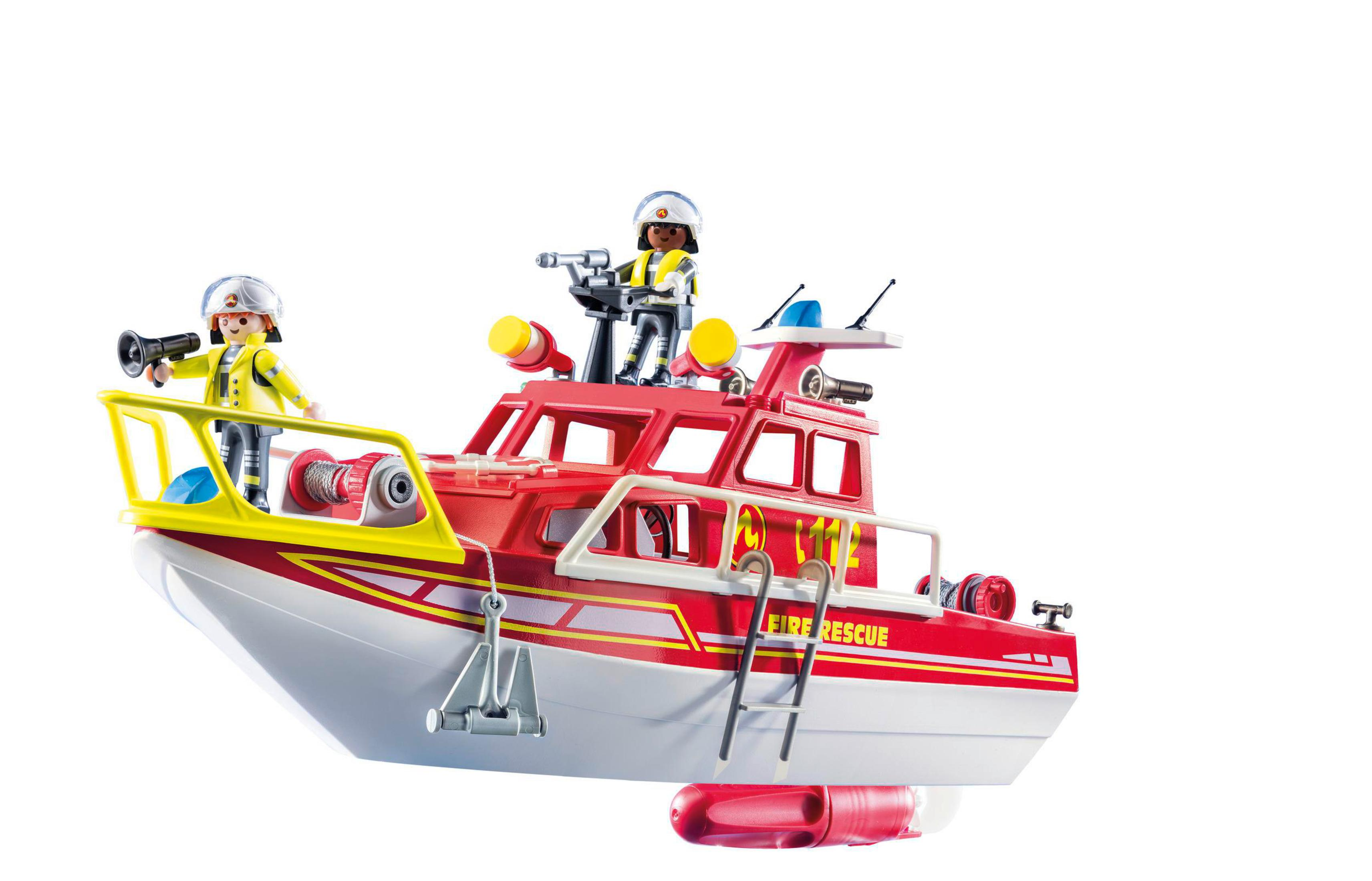 Spielzeug-Feuerwehrboot mit drei Spielzeug-Feuerwehrleuten. Weißer Hintergrund.