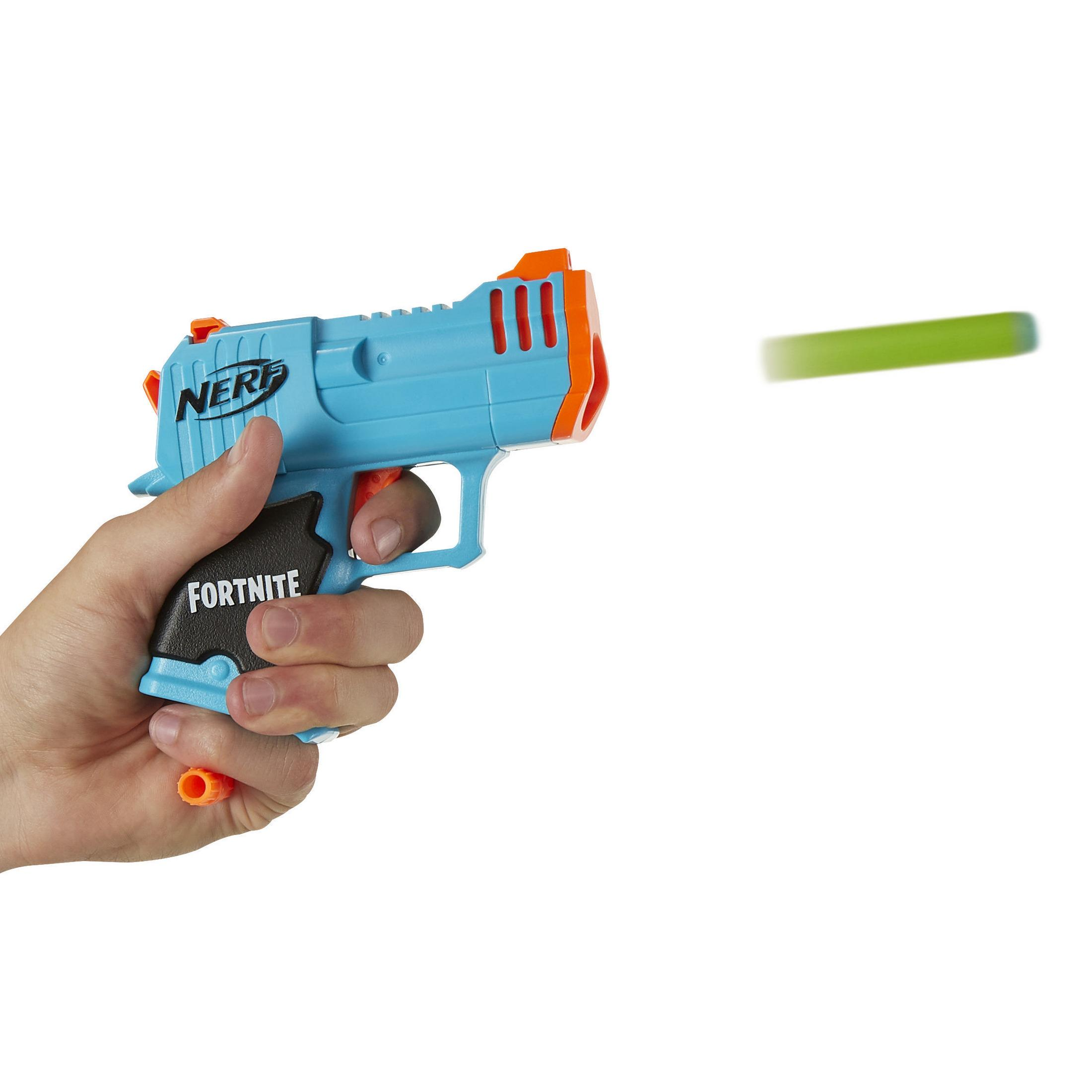 Blaue Nerf-Pistole, die einen grünen Pfeil auf weißem Hintergrund abschießt. Hand hält die Pistole.