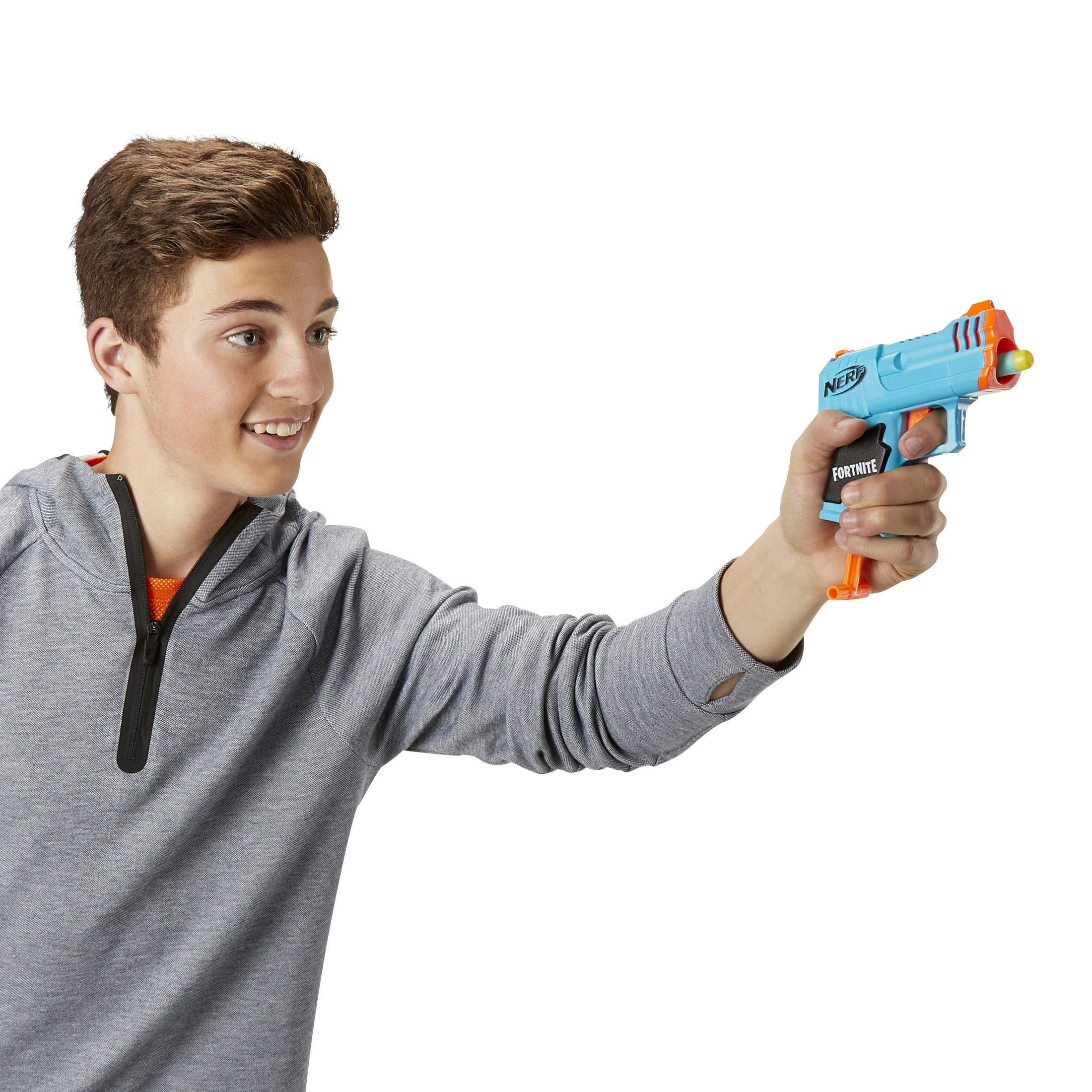 Teenager zielt mit einer blau-orangenen Spielzeugpistole. Auf der Pistole steht 'NERF' und 'FORTNITE'.