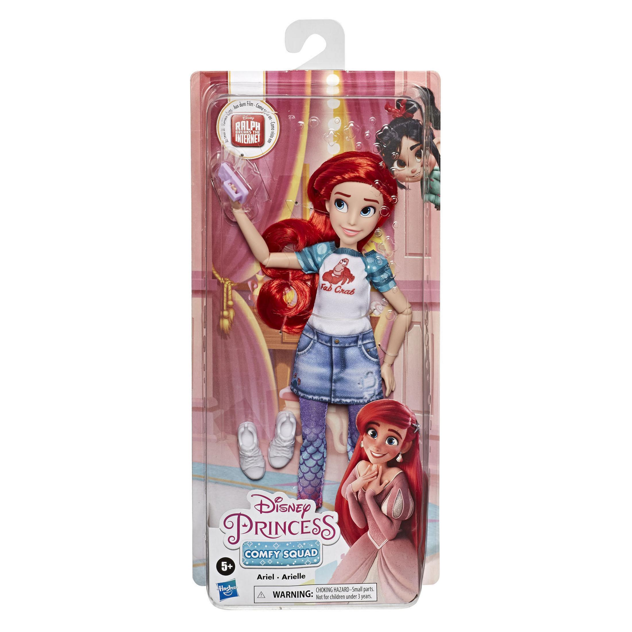 Ariel-Puppe in einer durchsichtigen Plastikhülle. Sie trägt Freizeitkleidung und hält eine Kassette. Die Verpackung sagt 'Disney Princess'.