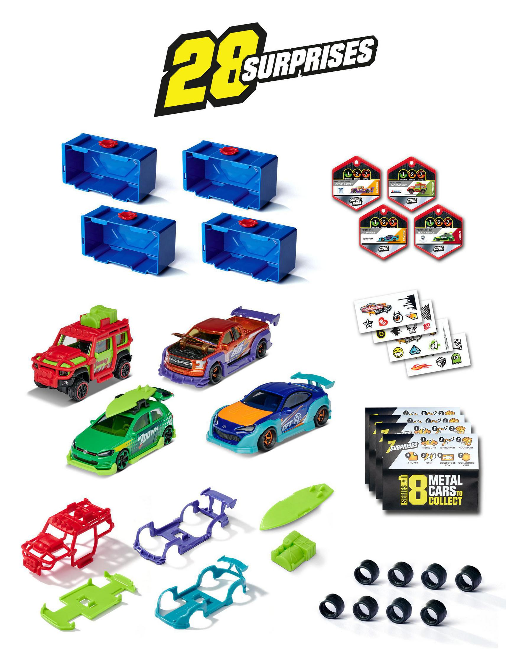 Eine Sammlung von Spielzeugautos und zugehörigen Teilen, Aufklebern und Boxen, angeordnet auf einer weißen Oberfläche.