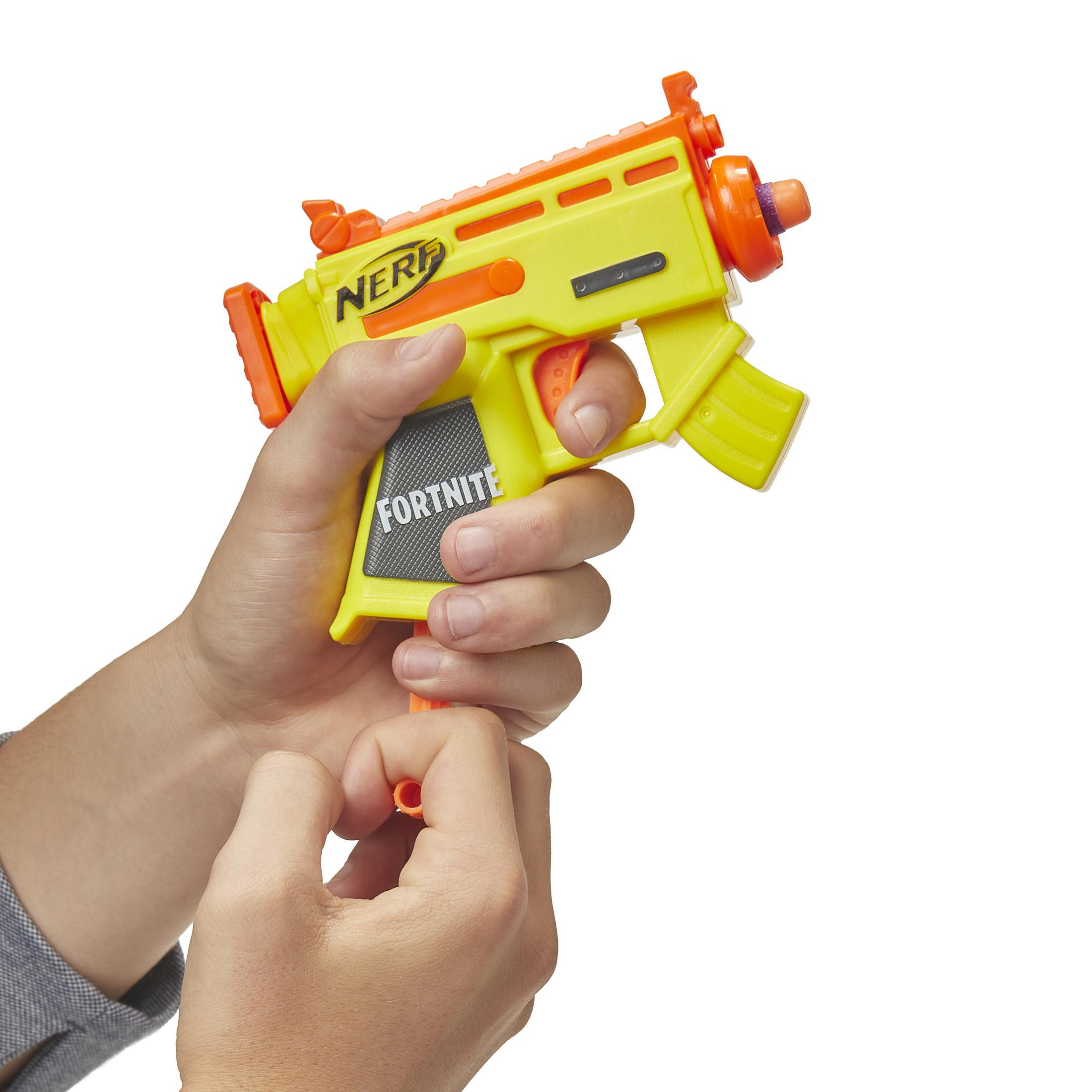 Eine gelb-orangefarbene Spielzeugpistole wird in den Händen gehalten.