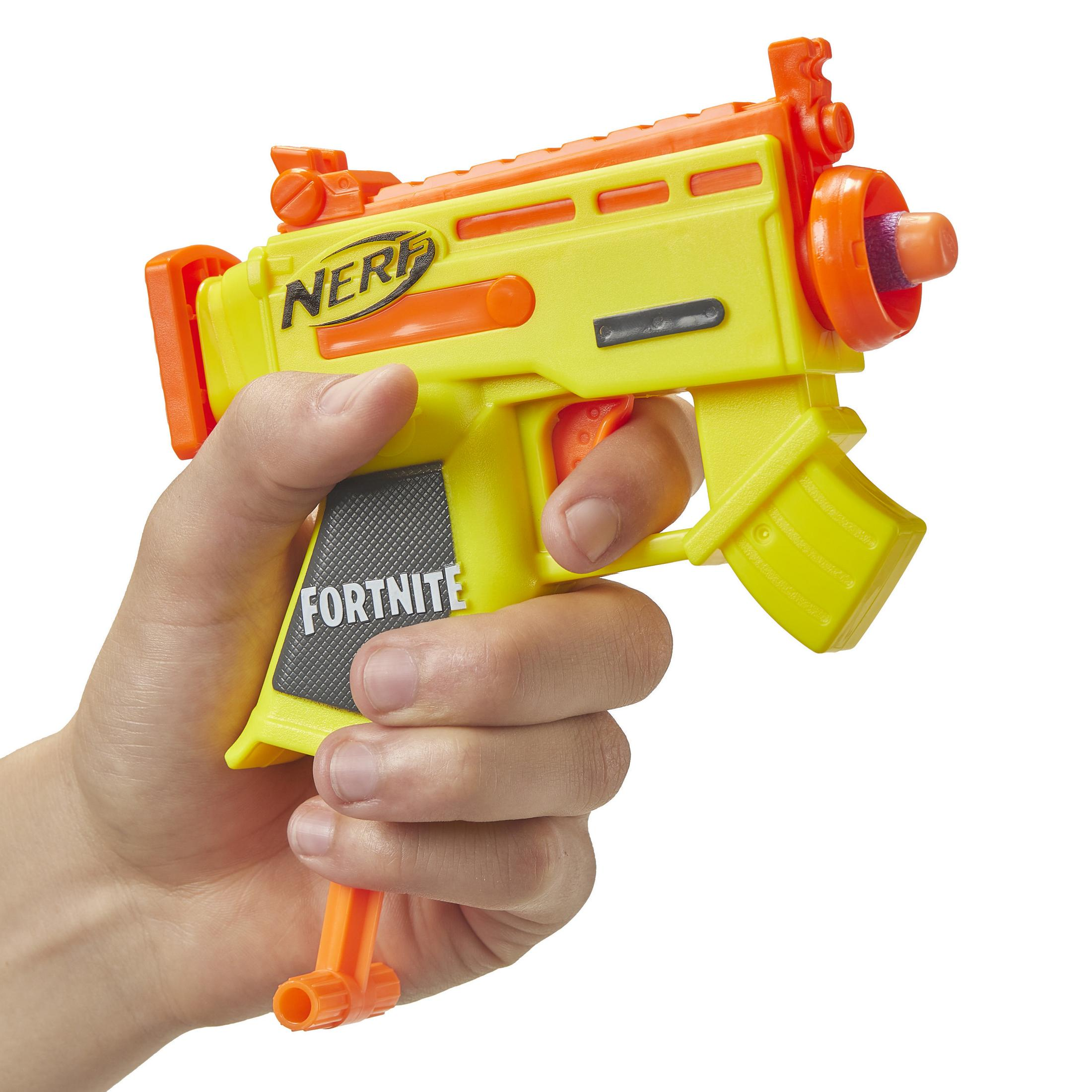 Eine gelbe Nerf Fortnite-Pistole in der Hand, orangefarbene Akzente und Fortnite-Branding.