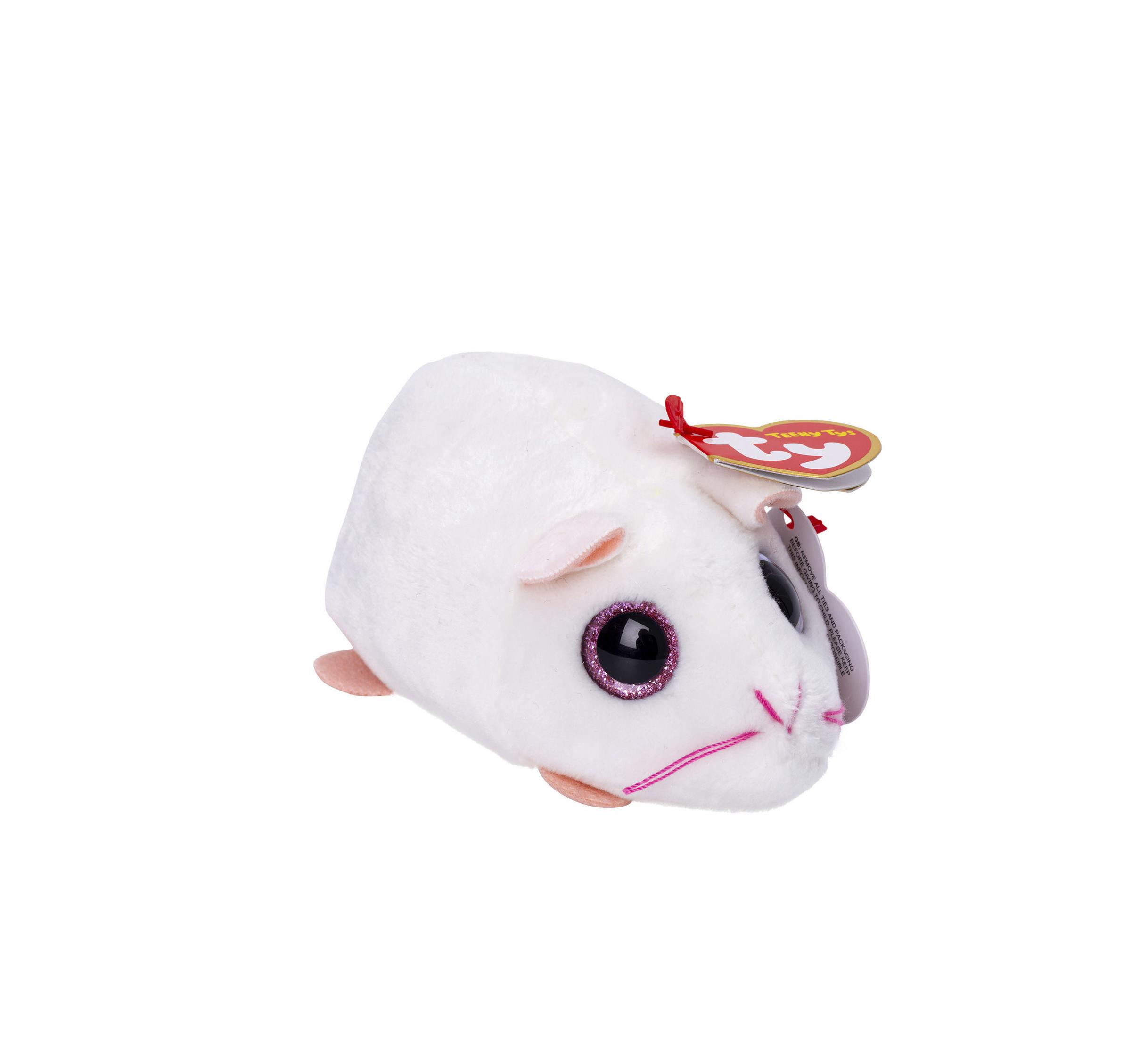 Weißes Stofftier-Meerschweinchen mit rosa Augen. Es hat ein rotes Etikett.