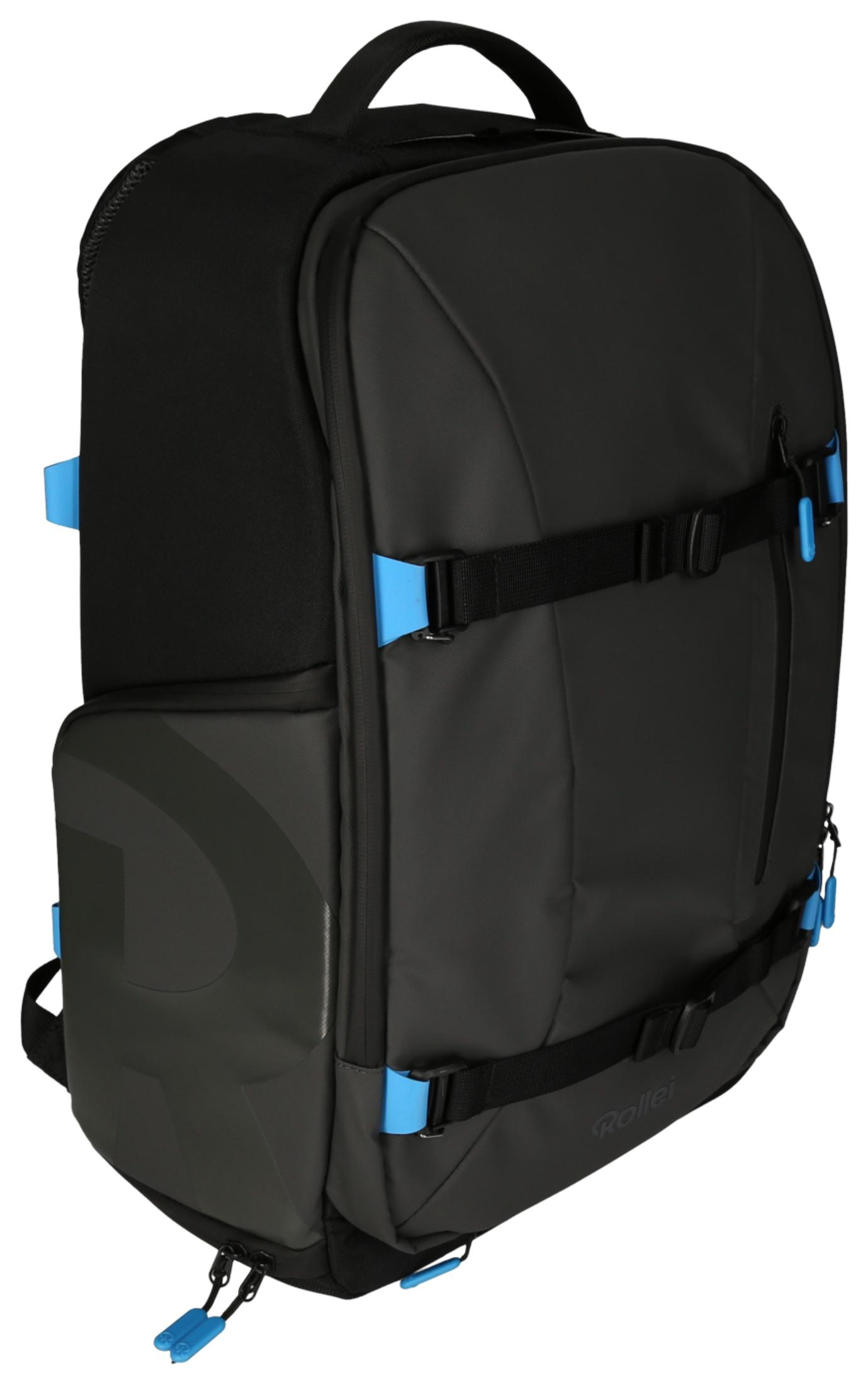 Ein schwarzer Rucksack mit blauen Akzenten und Riemen, mit Logo, auf weißem Grund.