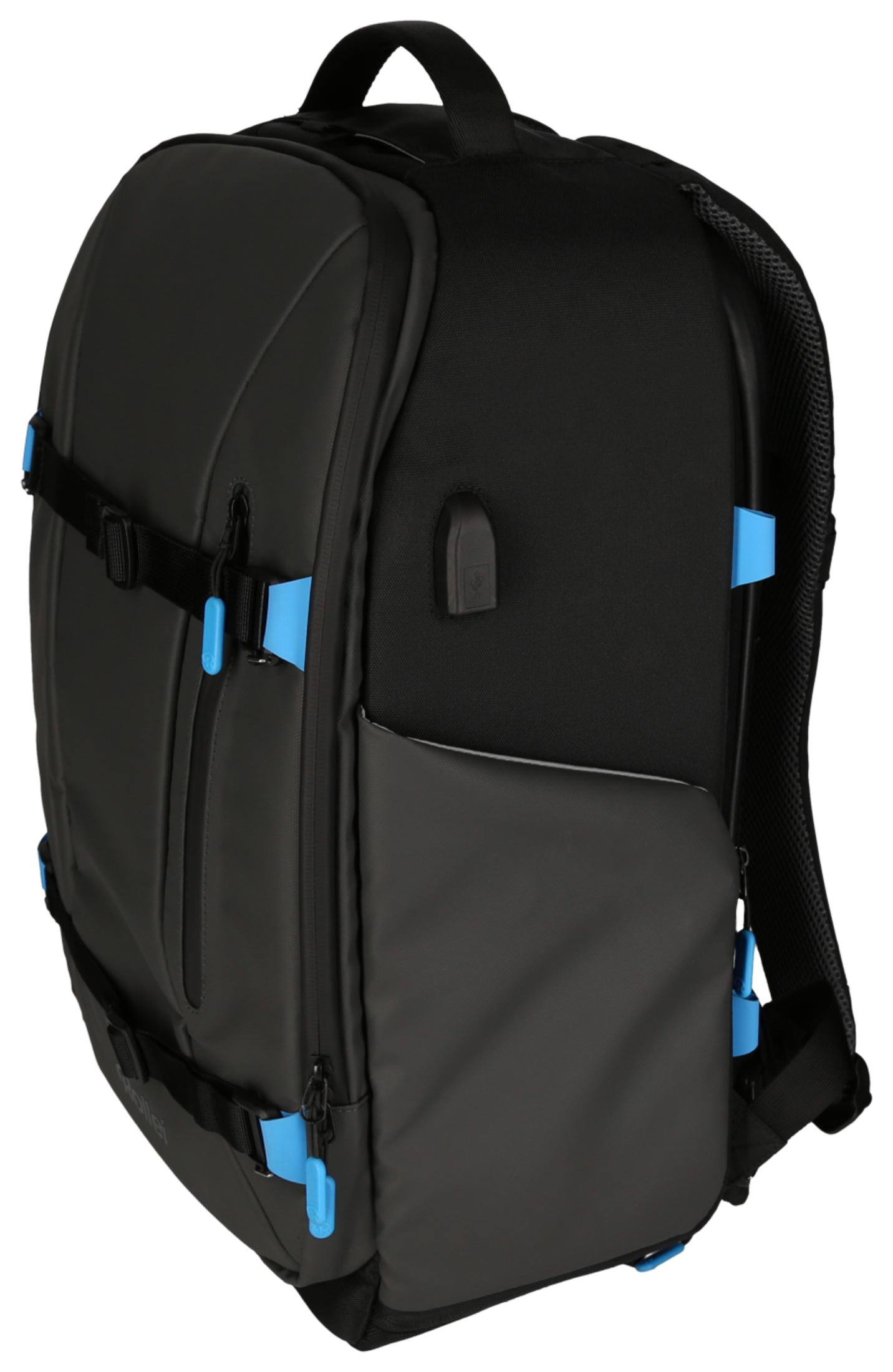 Ein schwarzer und grauer Rucksack mit blauen Akzenten und Riemen, auf weißem Grund.