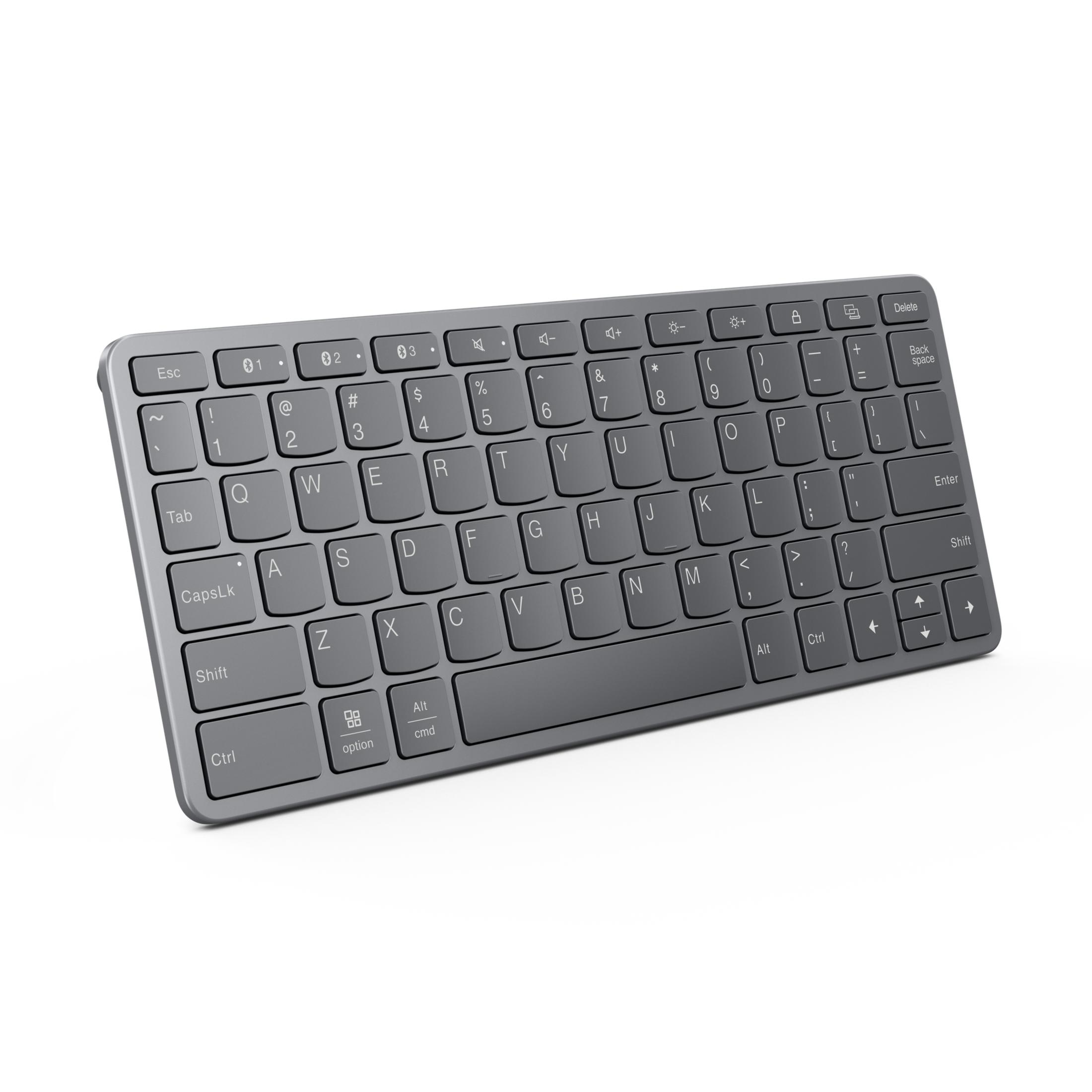 Vista en ángulo de un teclado gris con teclas etiquetadas sobre un fondo blanco.