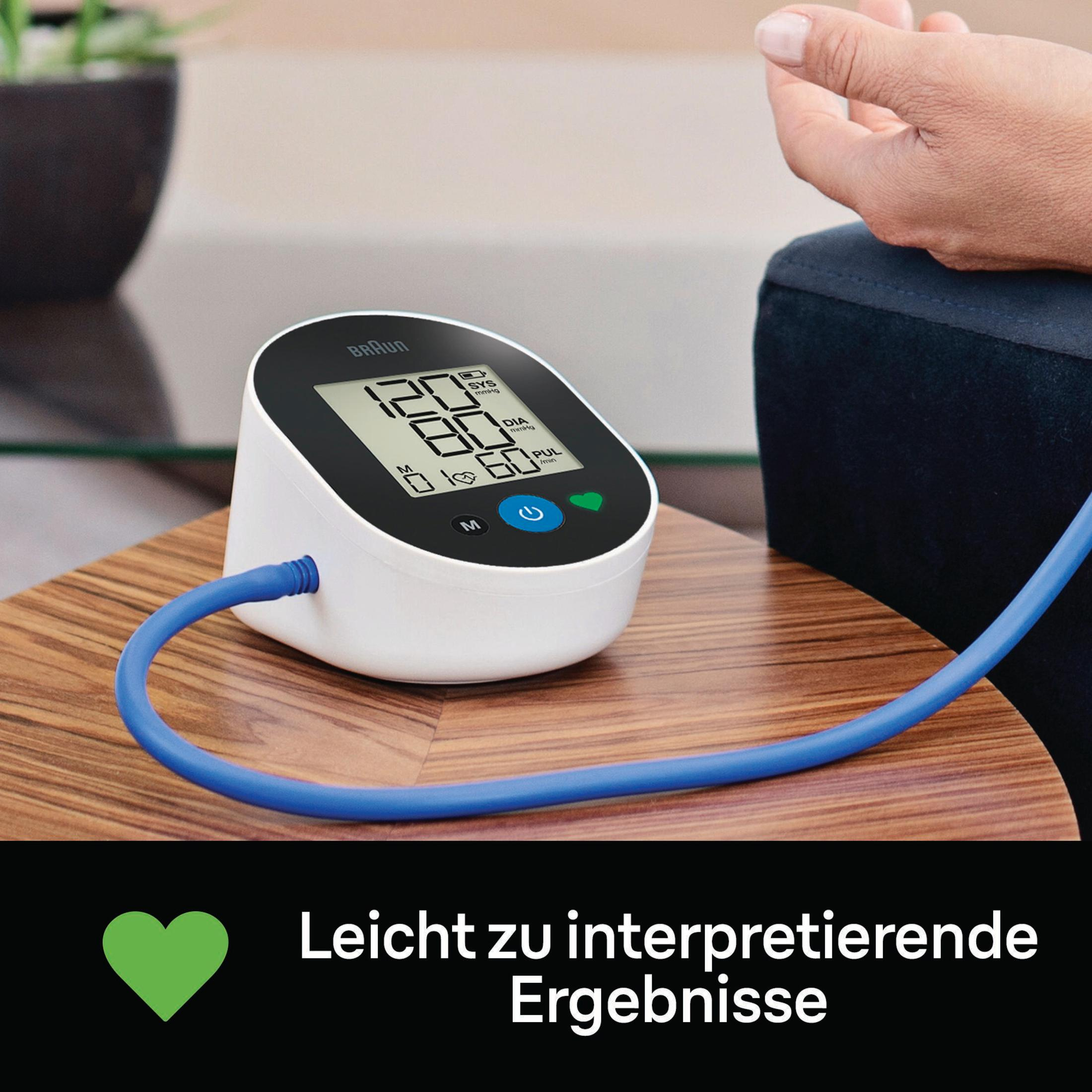 Weißes Blutdruckmessgerät mit blauem Schlauch und angezeigten Ergebnissen.