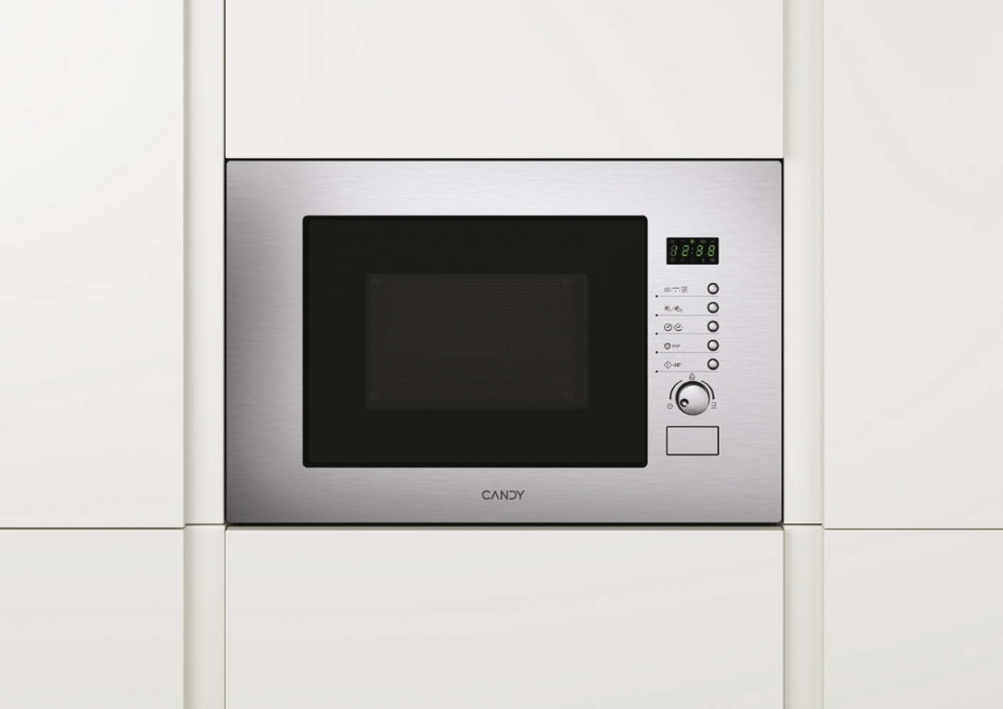 Zilveren magnetron ingebouwd in een witte kast, met een digitale display.