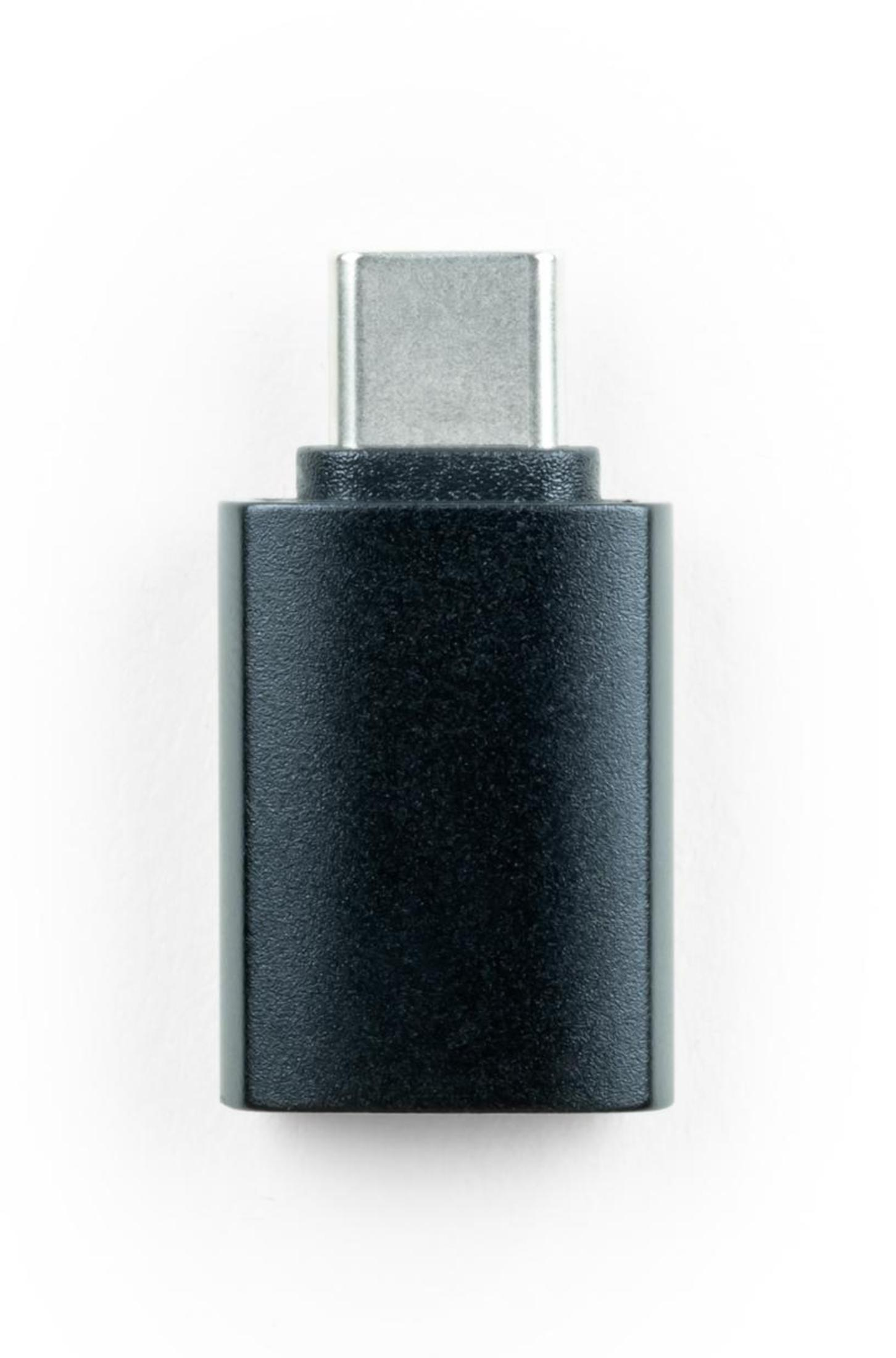 Schwarzer USB-C-Adapter auf weißem Hintergrund.
