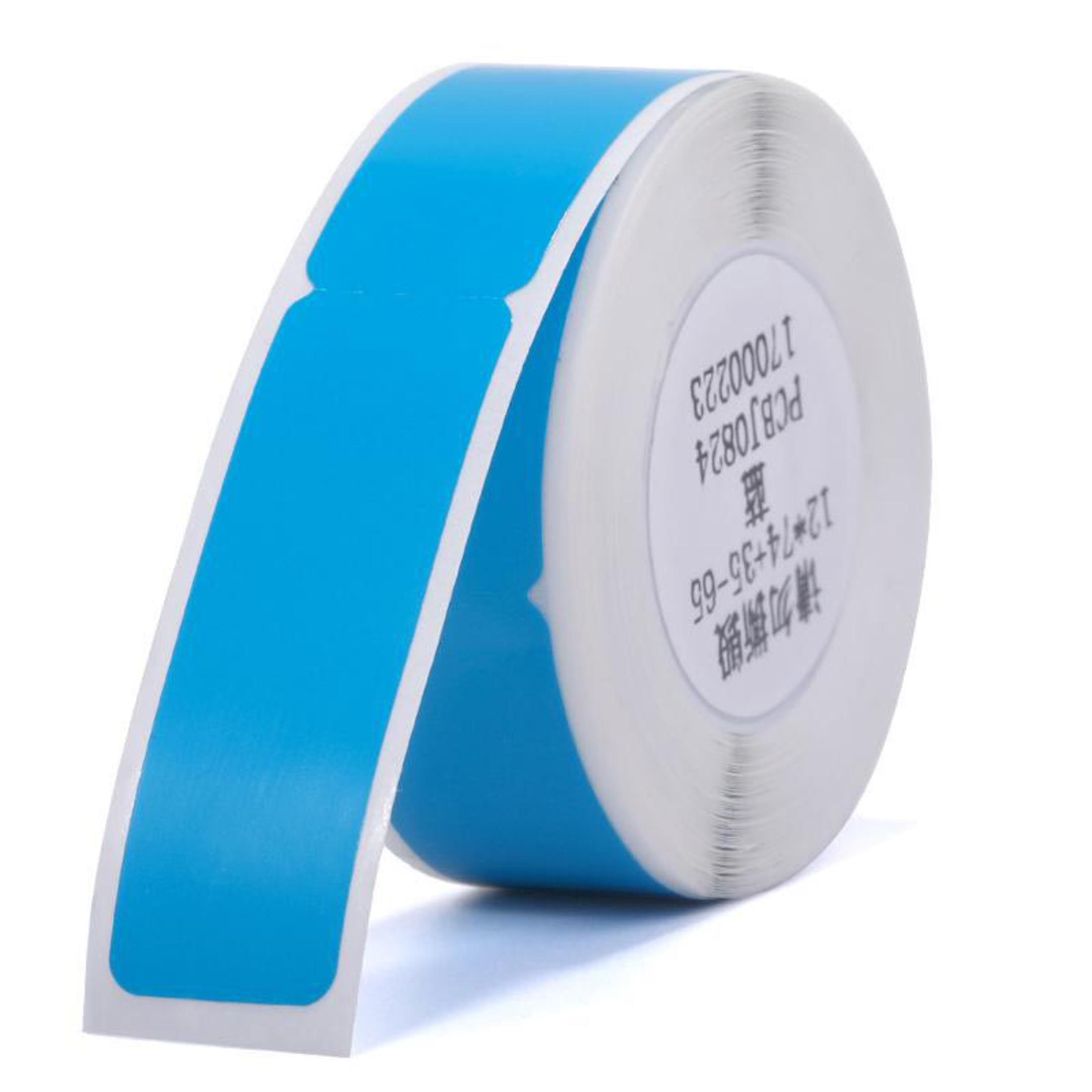 Eine Rolle blaues Etikettenpapier mit weißem Text. Weißer Hintergrund.