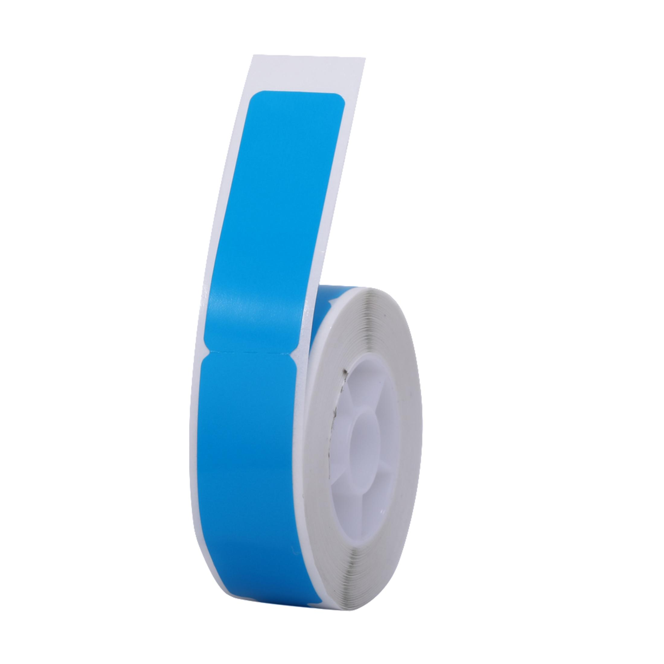 Eine Rolle blaues Etikettenpapier mit weißem Text, angewinkelt. Weißer Hintergrund.