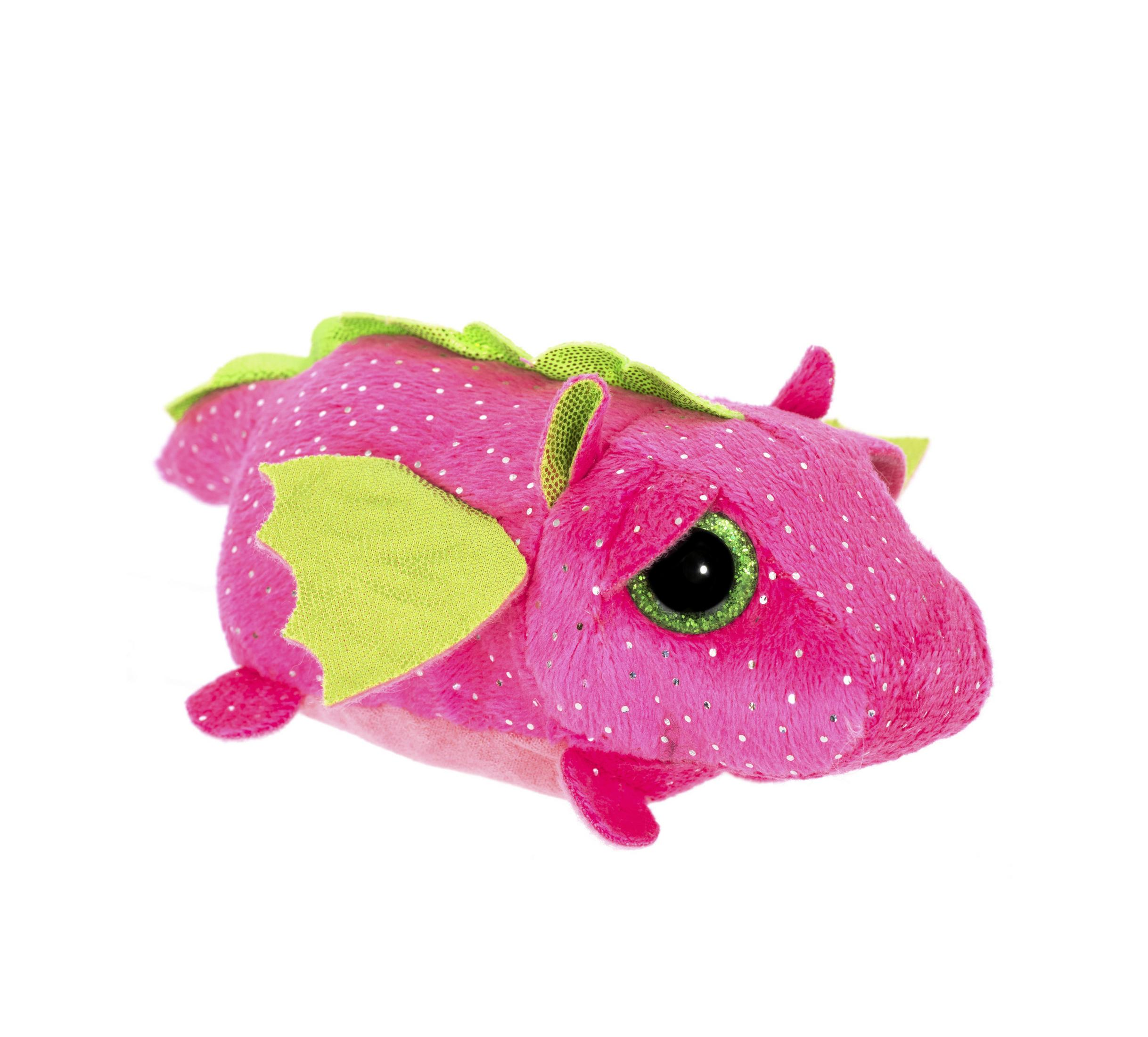 Rosa Stoffdrache mit grünen Flügeln und Punkten. Es hat große grüne Augen und befindet sich auf weißem Hintergrund.