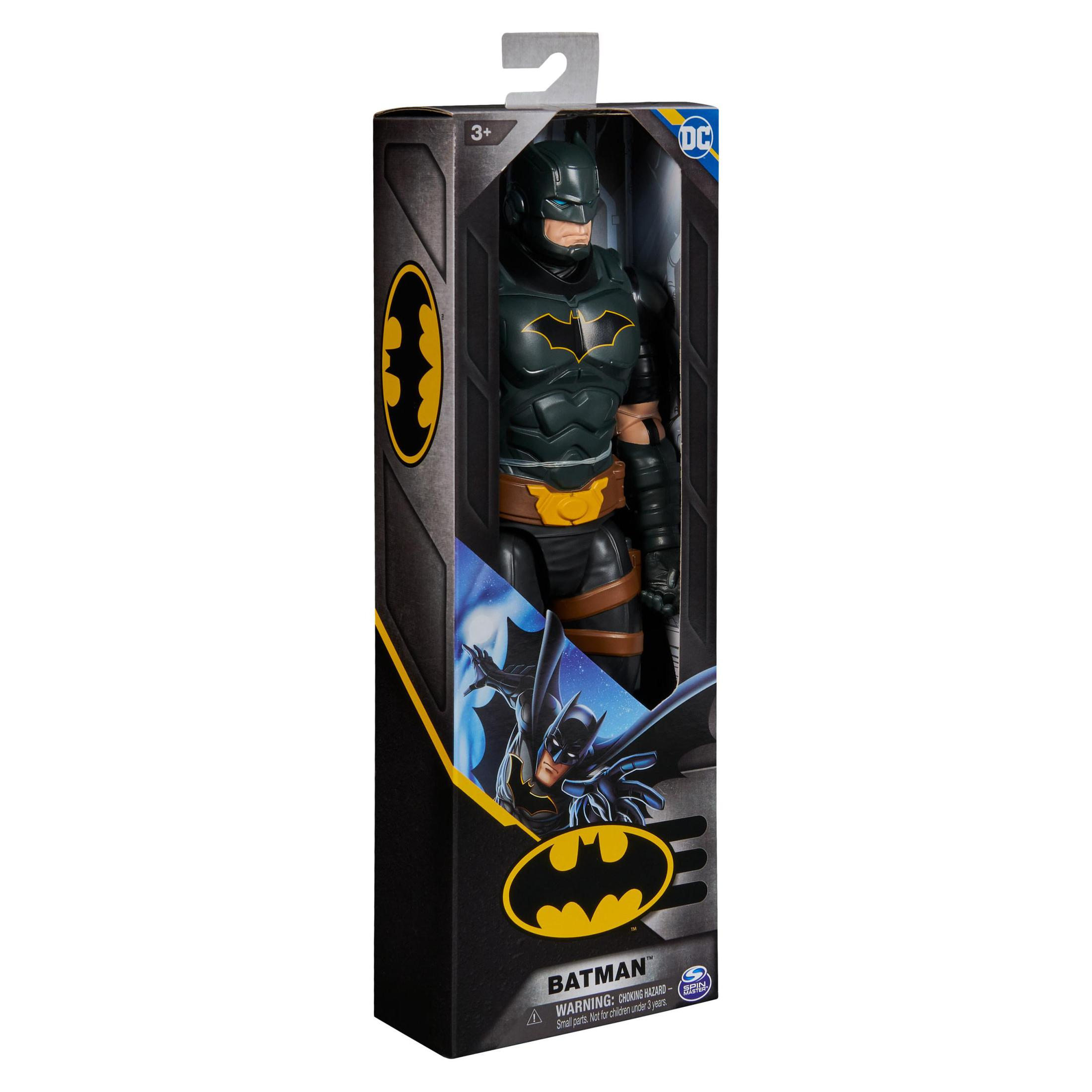 Batman-Actionfigur in einer Box. Die Figur trägt eine schwarze und grüne Rüstung.