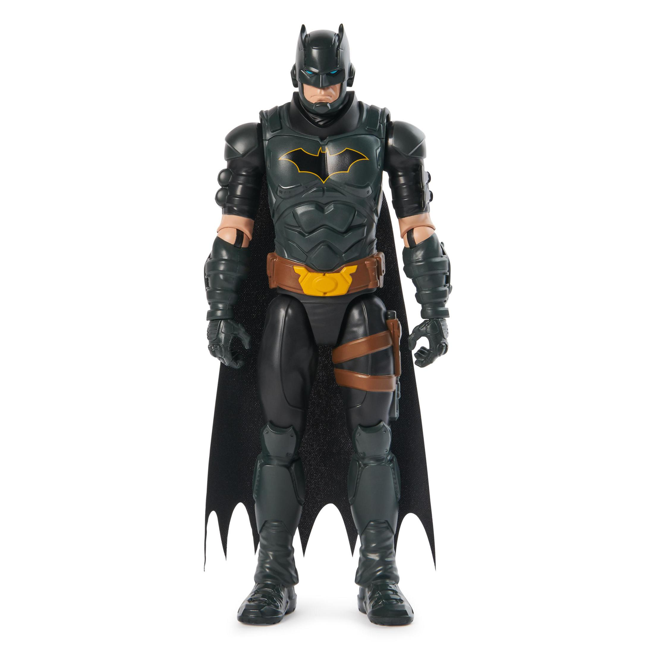 Batman-Actionfigur in schwarzer und grauer Rüstung, Umhang und Gürtel, aufrecht stehend.