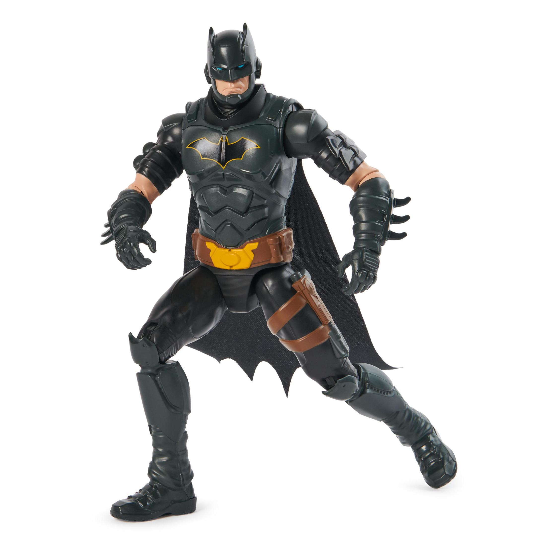 Batman-Actionfigur. Schwarze und graue Rüstung. Gelbes Fledermaussymbol. Weißer Hintergrund.