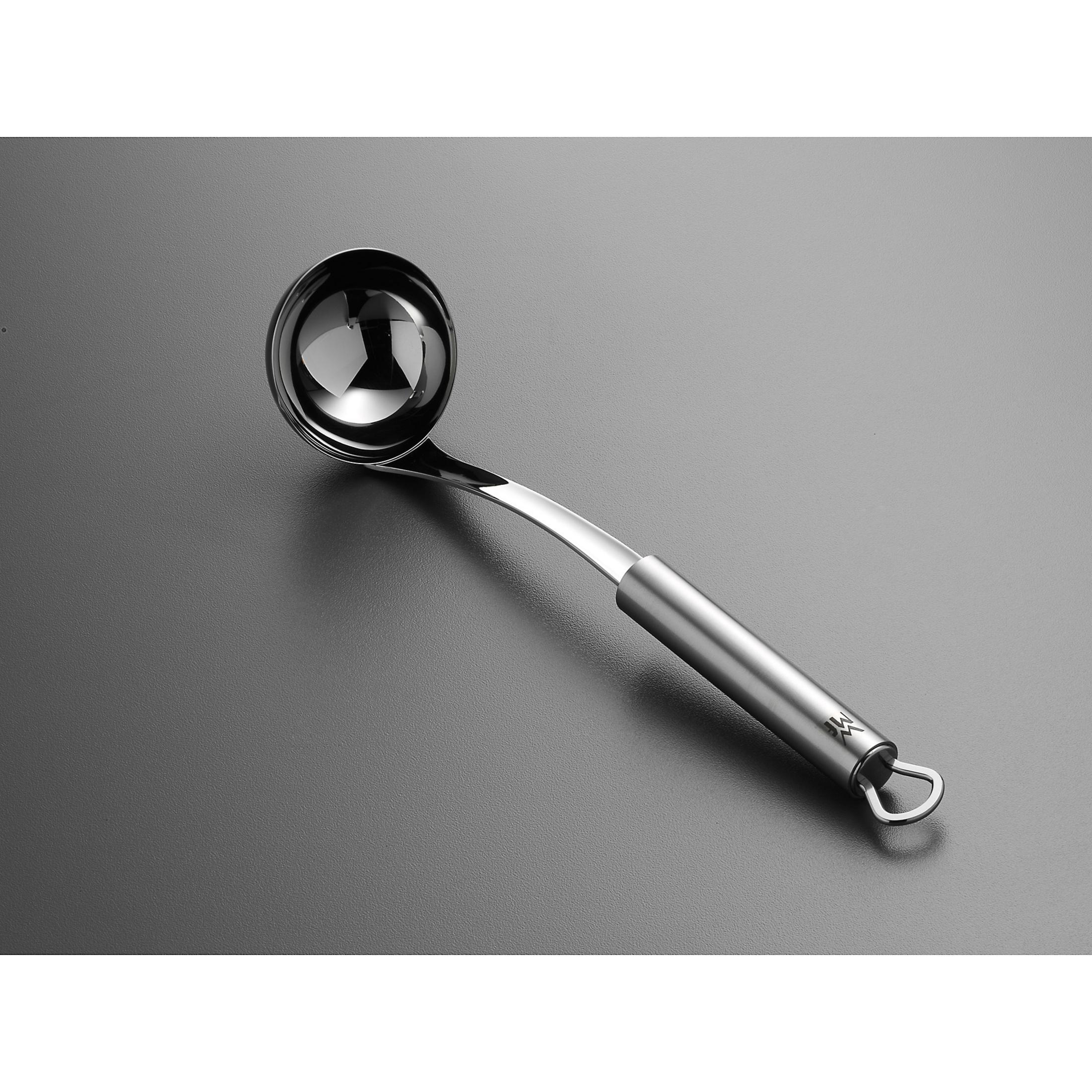 Łyżka ze stali nierdzewnej z okrągłą miską i długim uchwytem, na szarym tle.