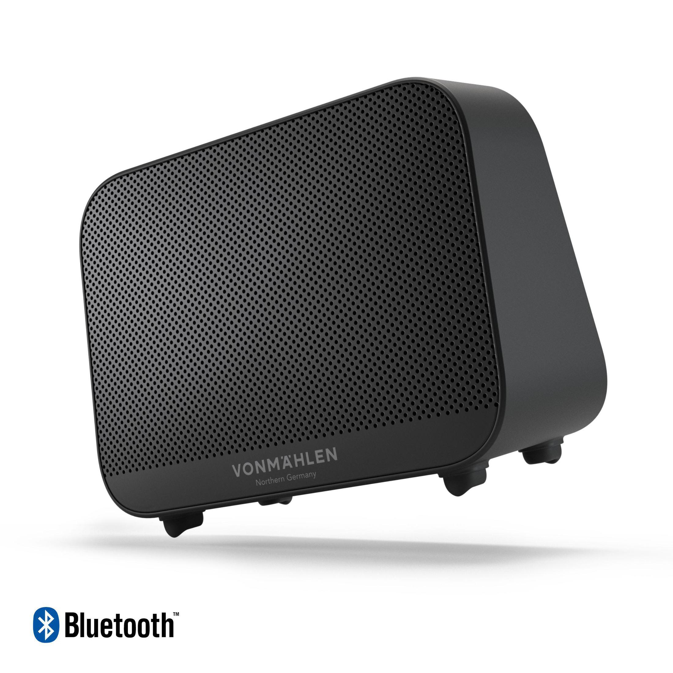 Ein schwarzer Lautsprecher, geneigt, mit der Marke 'VONMÄHLEN Northern Germany' und dem Bluetooth-Logo. Weißer Hintergrund.