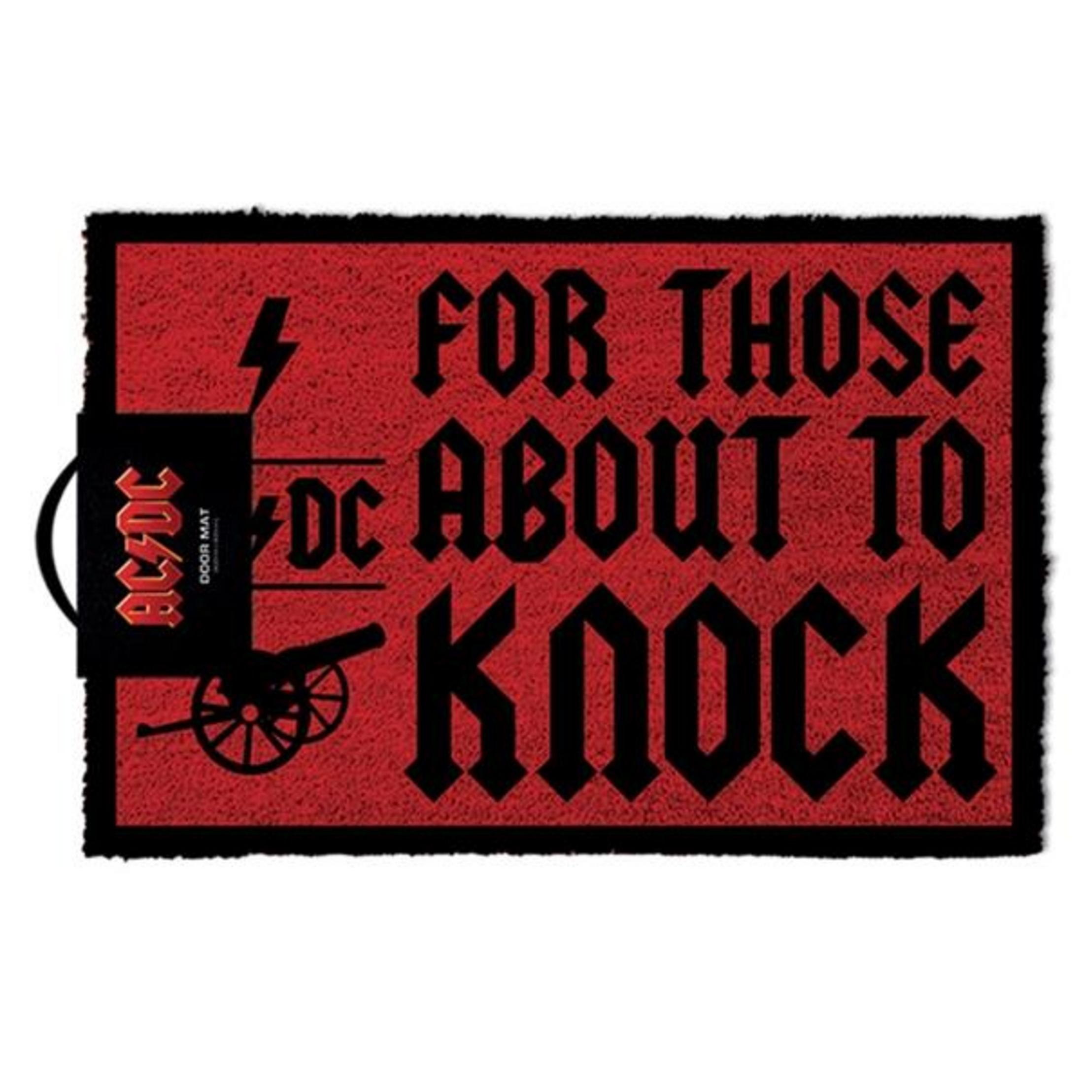 AC/DC Fußmatte. Rot mit schwarzem Text und Logo. Eine Kanone.