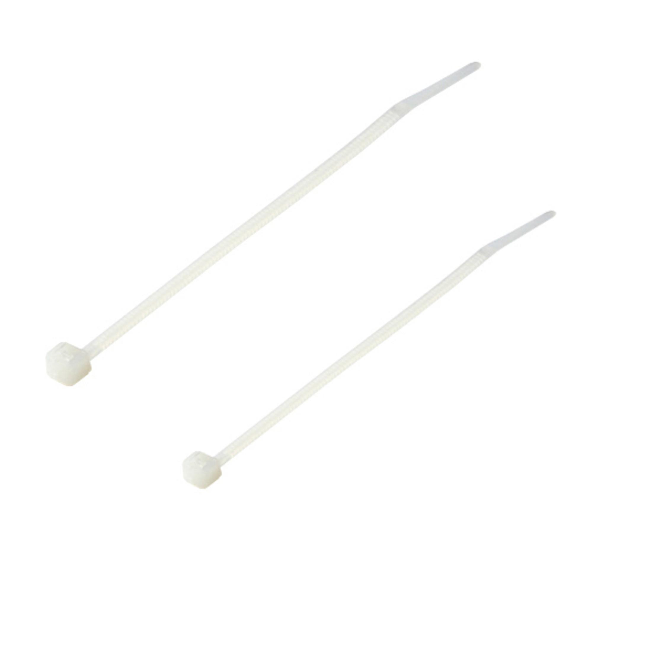 Due fascette bianche. Hanno una testa in plastica e un corpo seghettato. Su sfondo bianco.
