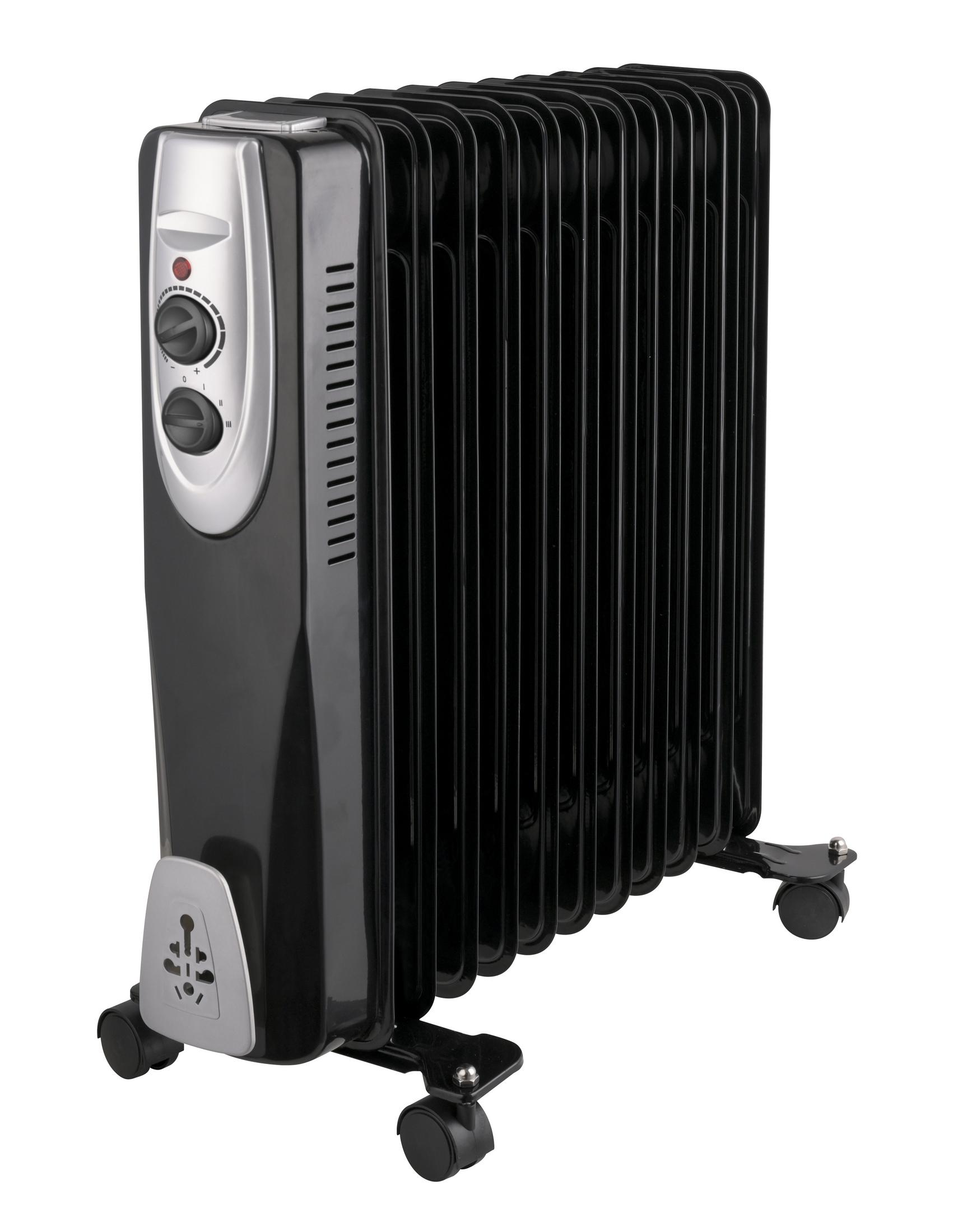 Schwarzer Ölradiator. Schwarze, vertikale Lamellen, Bedienfeld, Rollen. Weißer Hintergrund.