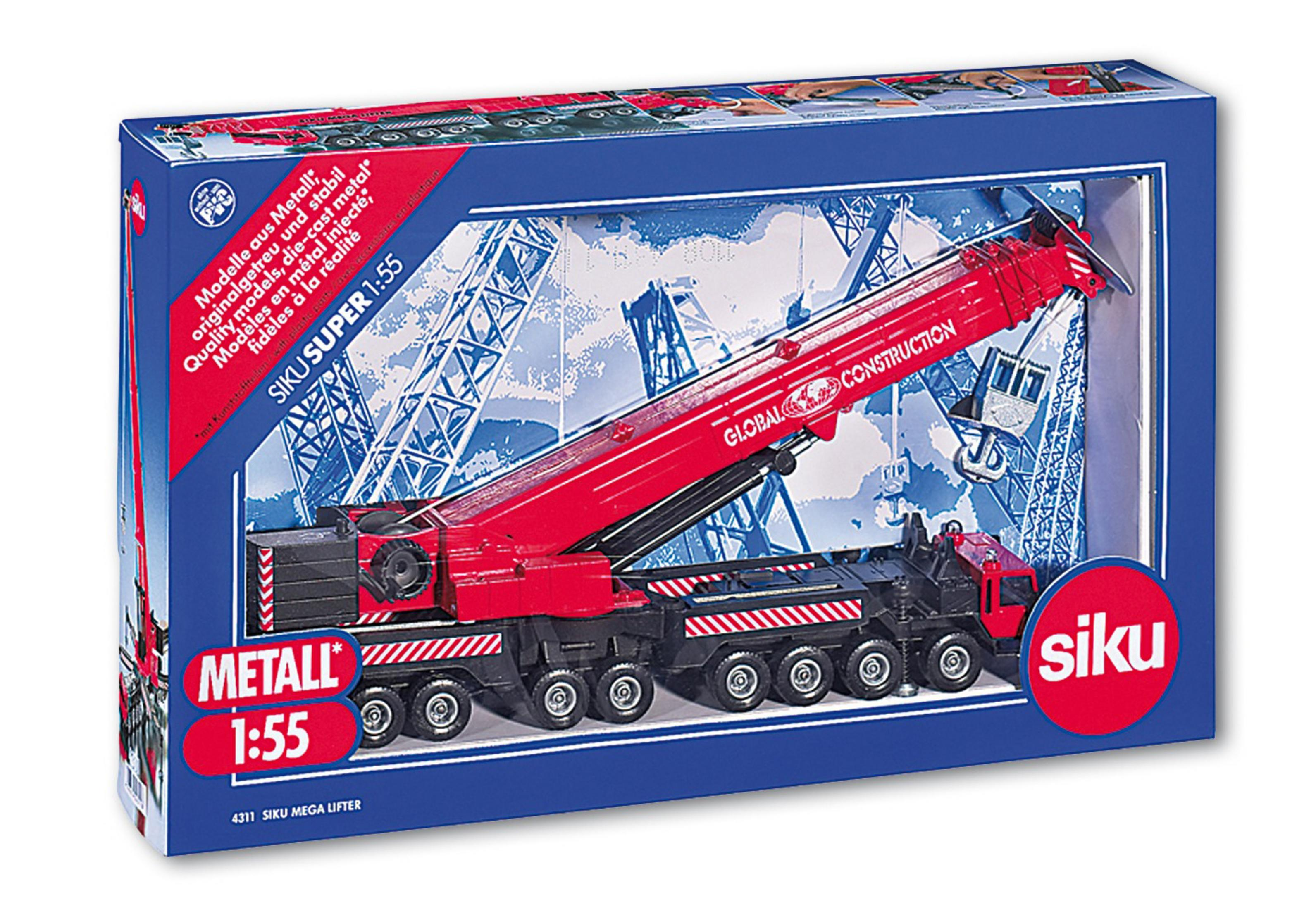 Ein Spielzeug-Kranwagen in einer Schachtel, rot und schwarz, mit blau-weißem Hintergrund.