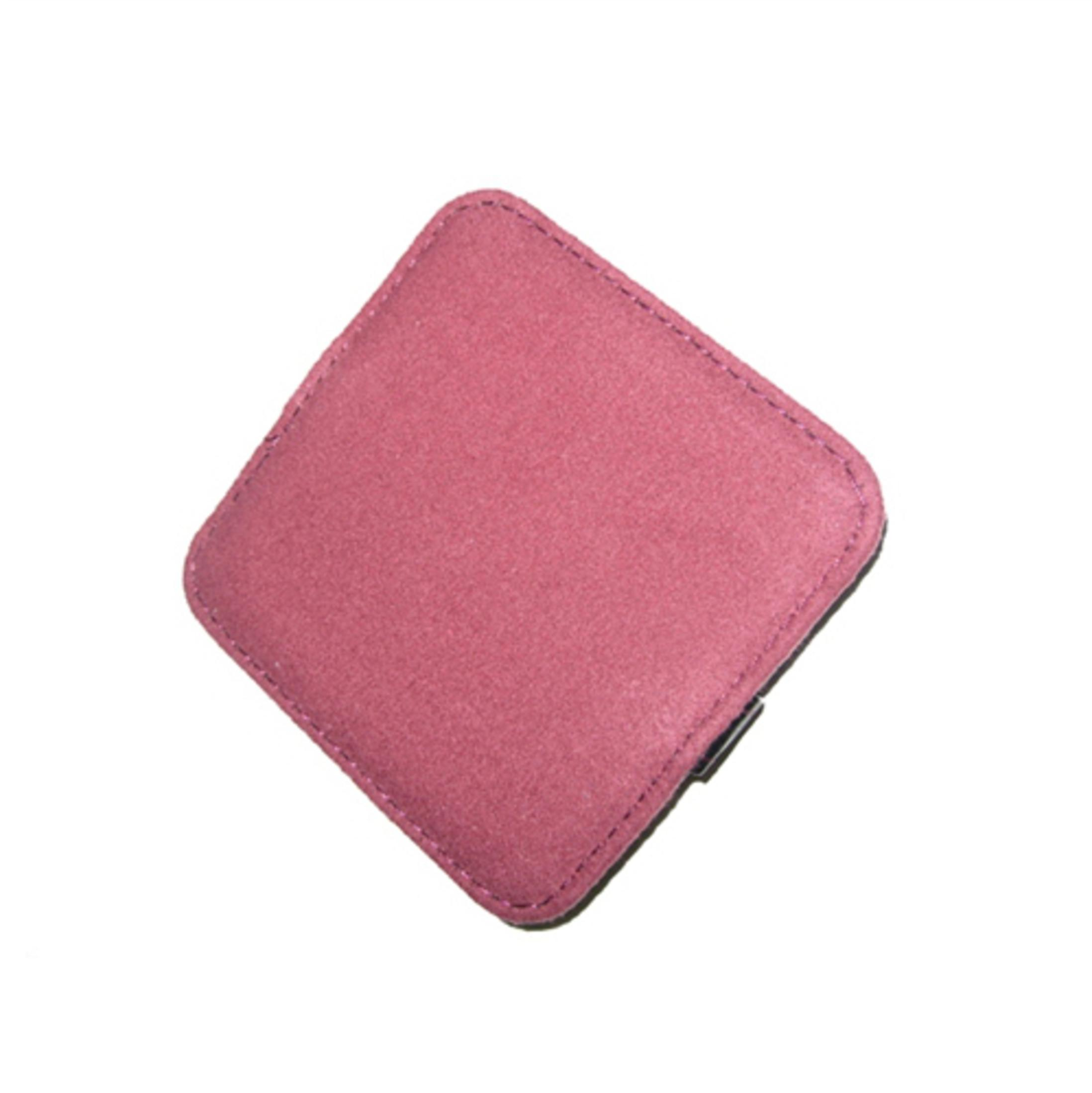 Ein quadratisches, rosa, strukturiertes Gehäuse mit schwarzem Rand auf weißem Hintergrund.