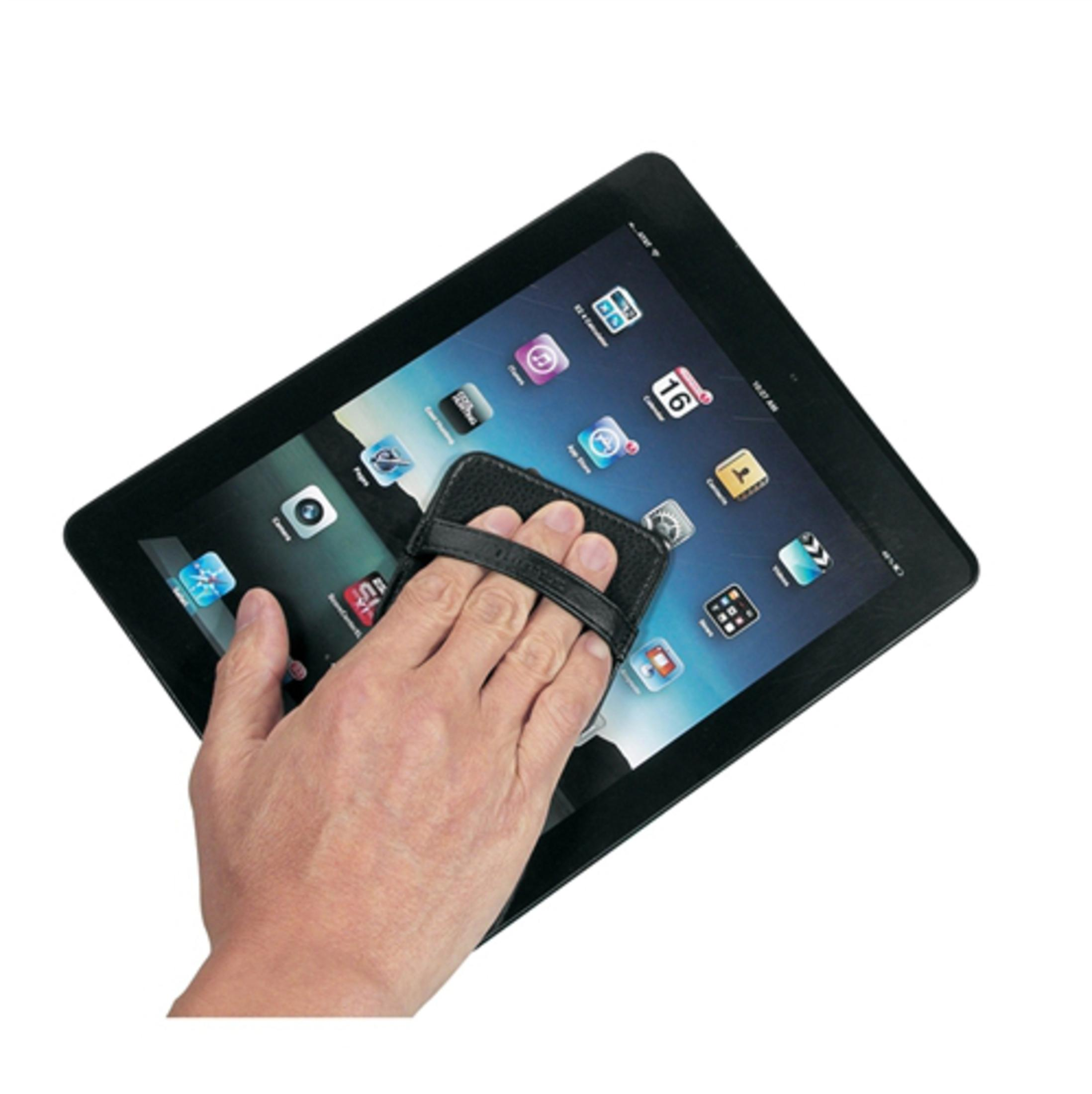 Hand hält schwarzes Pad, reinigt iPad-Bildschirm. Weißer Hintergrund.