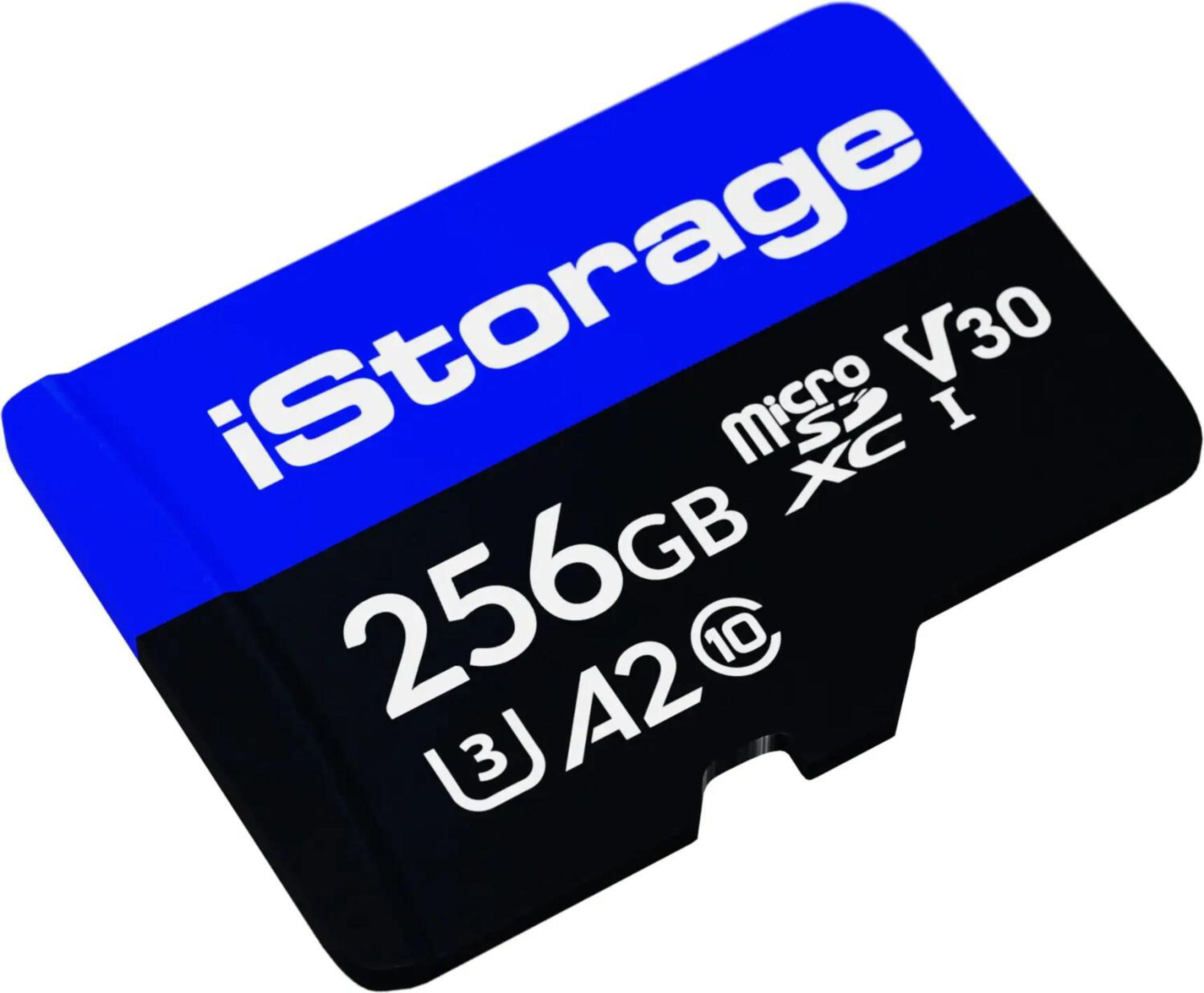 Eine blau-schwarze iStorage 256GB microSD-Karte auf weißem Hintergrund.