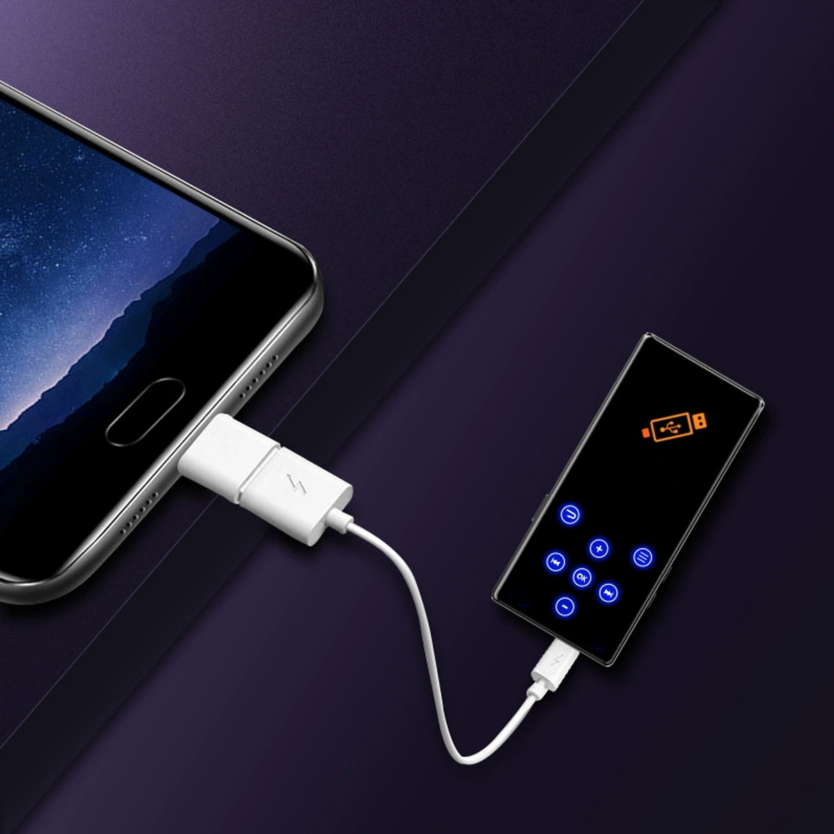 Smartphone, verbunden mit tragbarem Audioplayer über ein weißes Kabel.