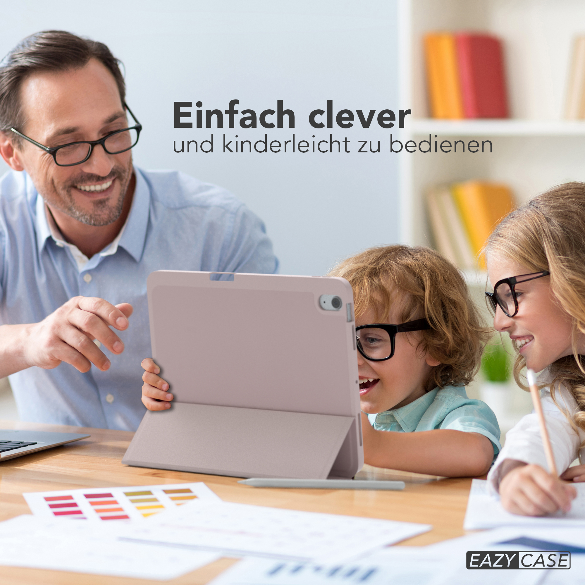 Eine Familie betrachtet ein Tablet, mit einem Vater und zwei Kindern.
