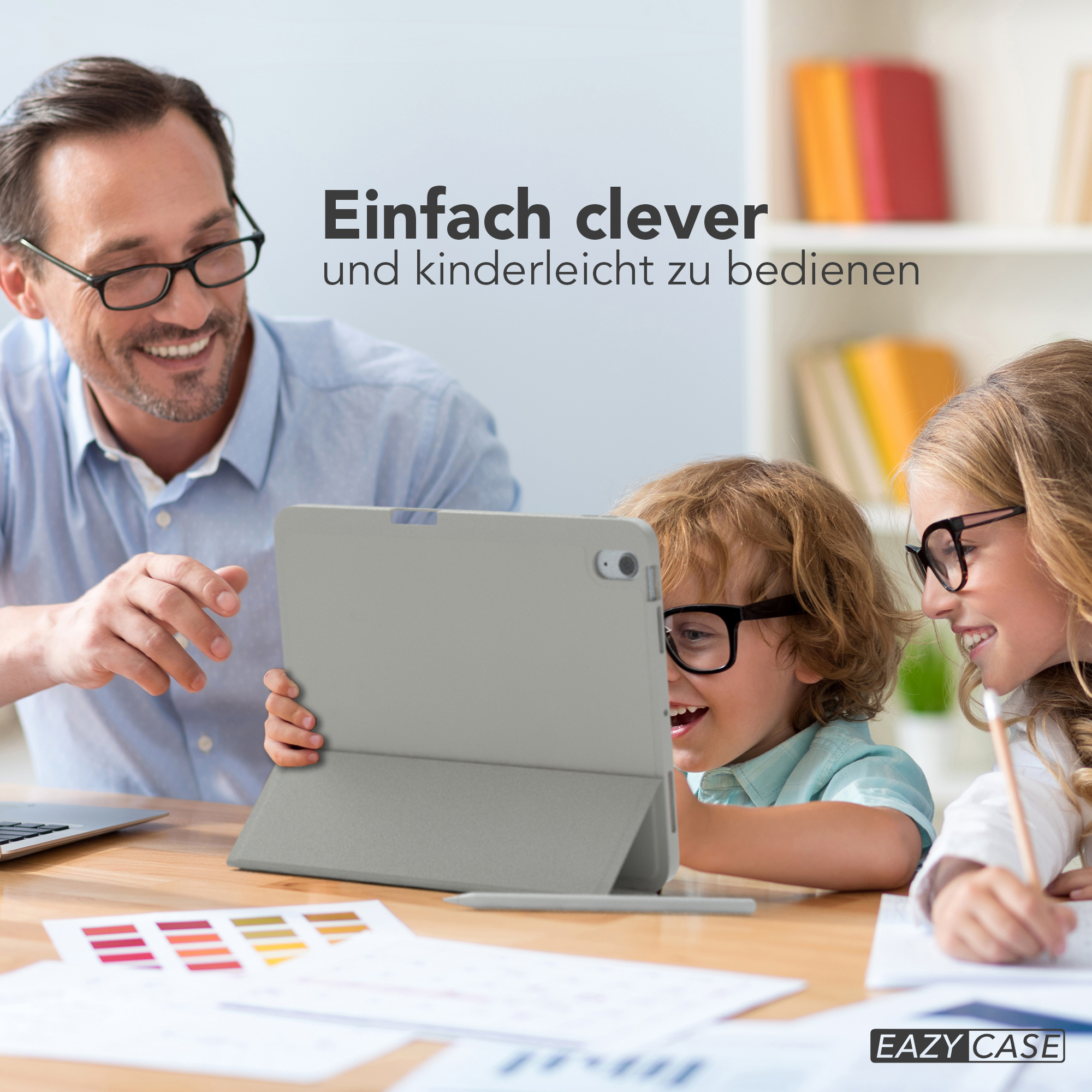 Familie, iPad, Hülle und Stift. Text: Einfach clever und kinderleicht zu bedienen.