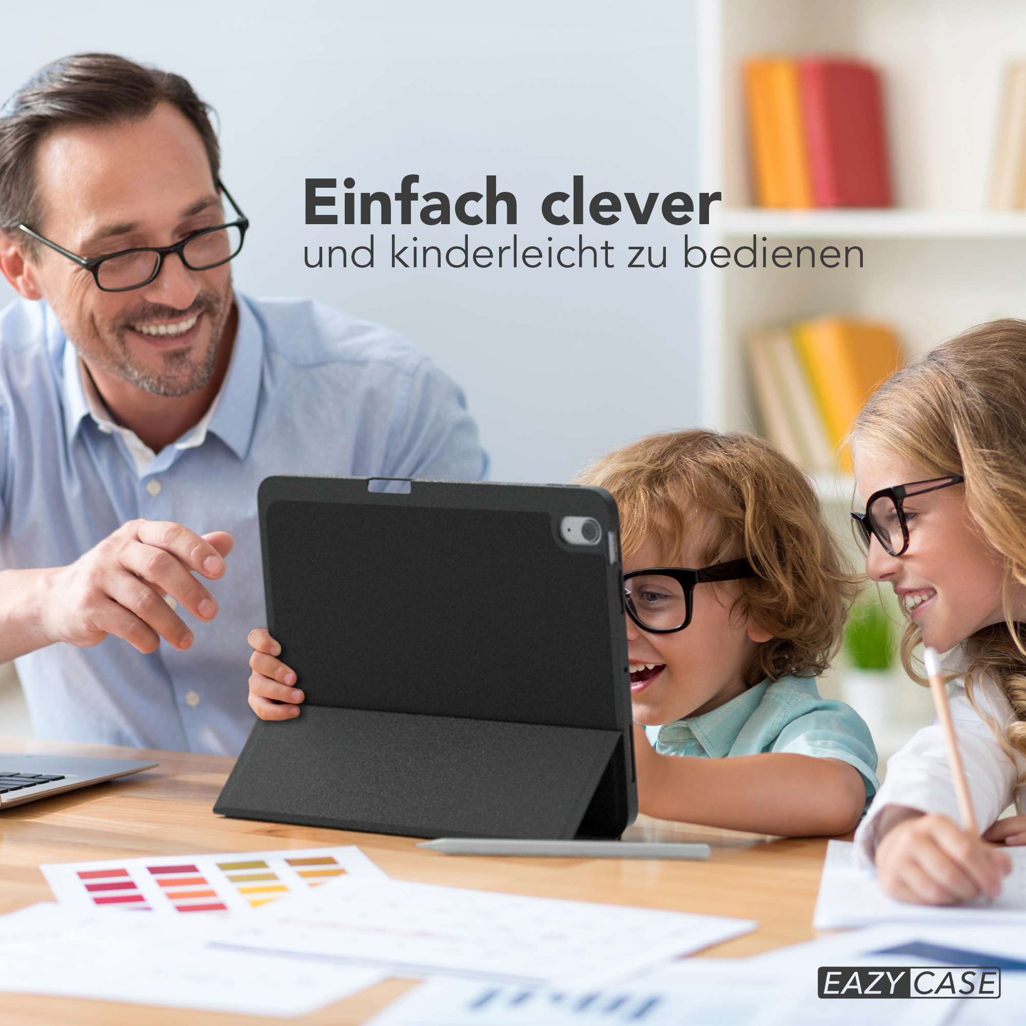 Eine Familie benutzt ein Tablet. Der Text lautet: 'Einfach clever und kinderleicht zu bedienen'.