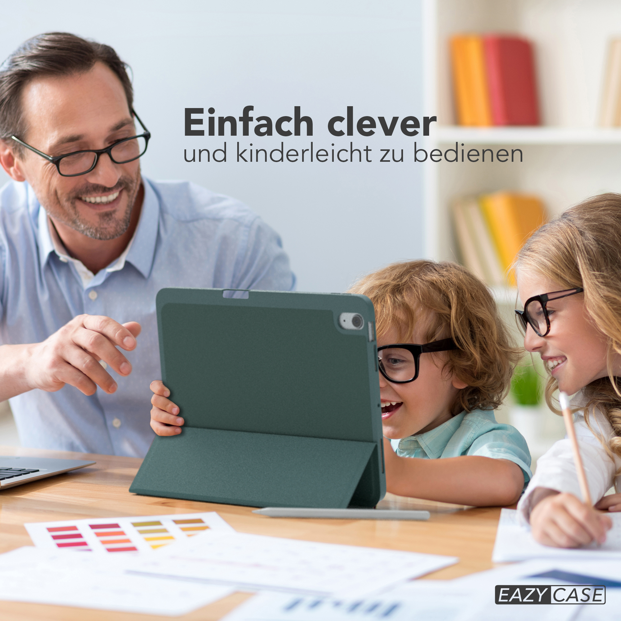 Vater und Kinder schauen auf ein Tablet mit Text. 