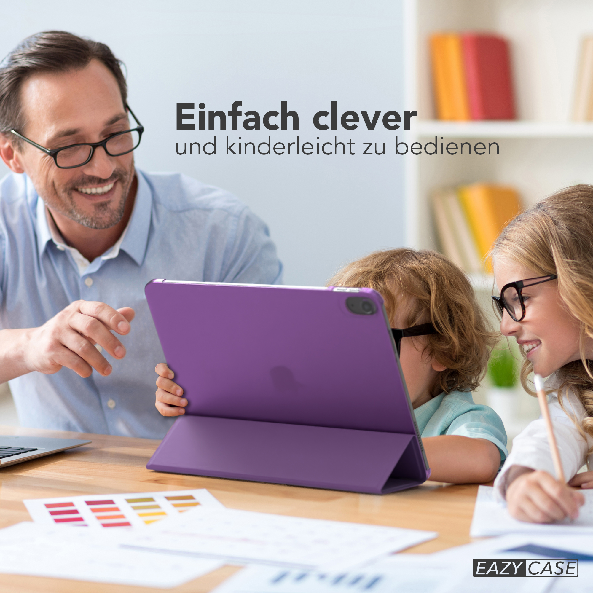 Ein Mann und zwei Kinder betrachten eine lila iPad-Hülle. Text oben: Eazy Case.