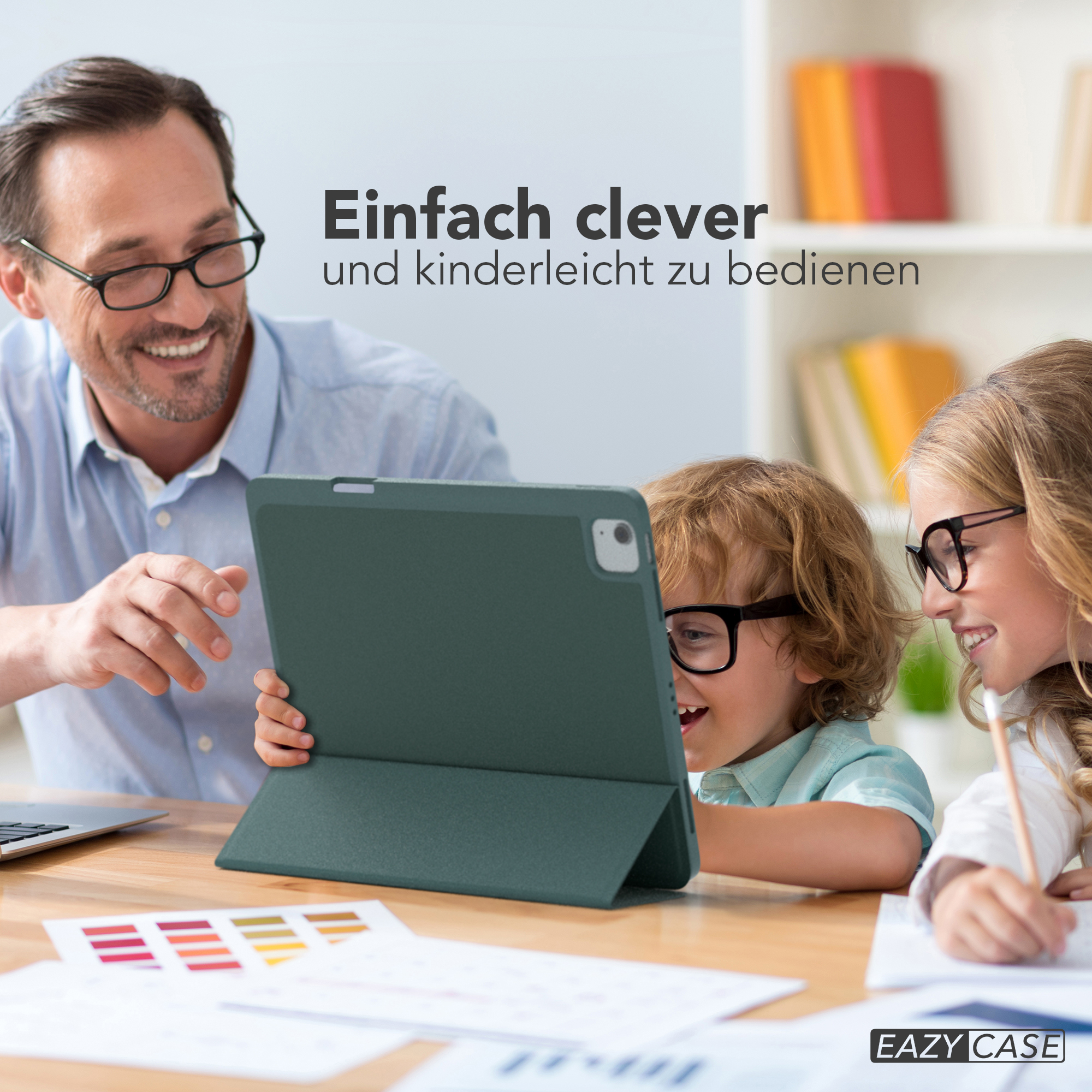 Eine Familie betrachtet ein Tablet. Ein Mann, ein Junge und ein Mädchen. Alle tragen eine Brille.