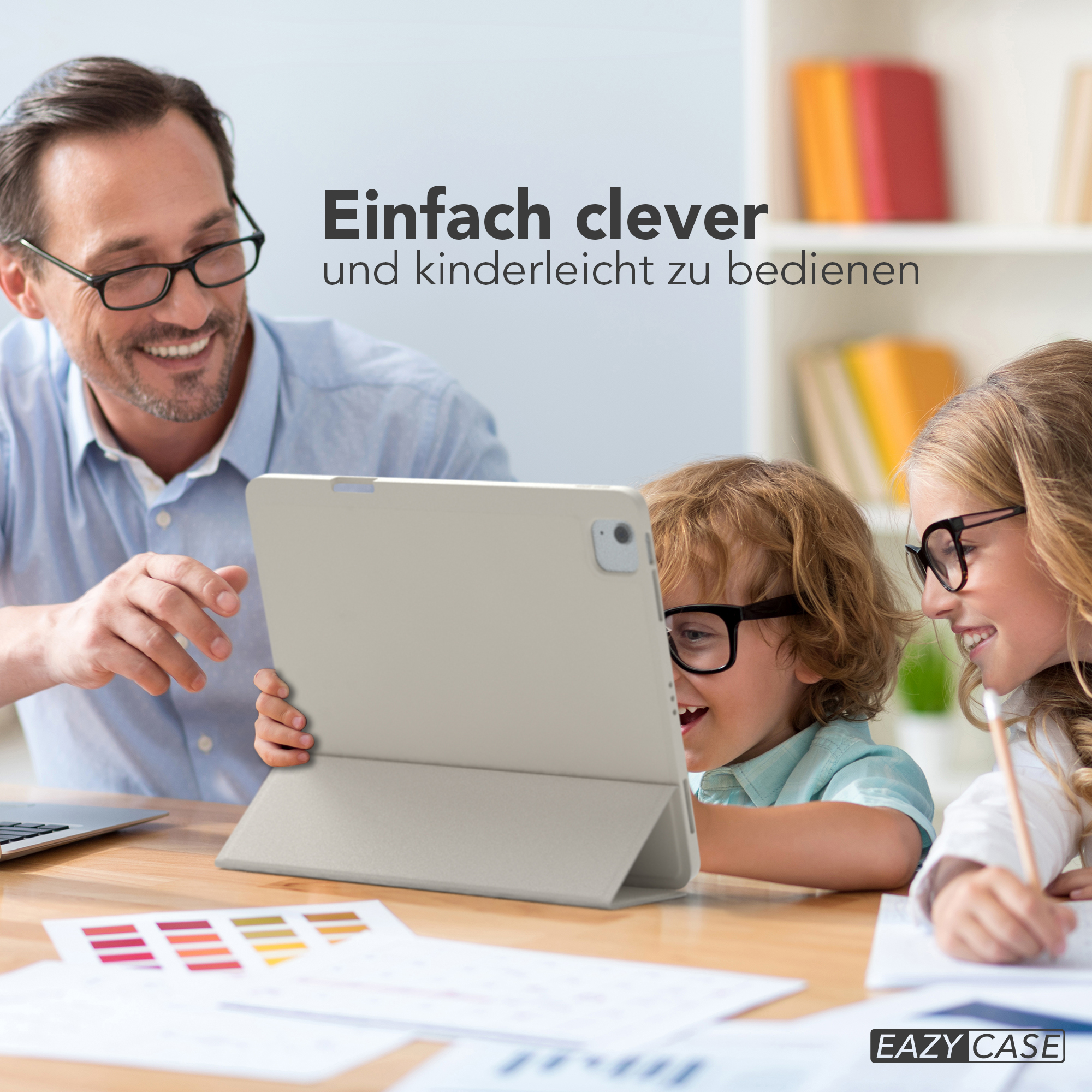 Eine Familie betrachtet gemeinsam ein Tablet, mit deutschem Text darüber, in einer häuslichen Umgebung.
