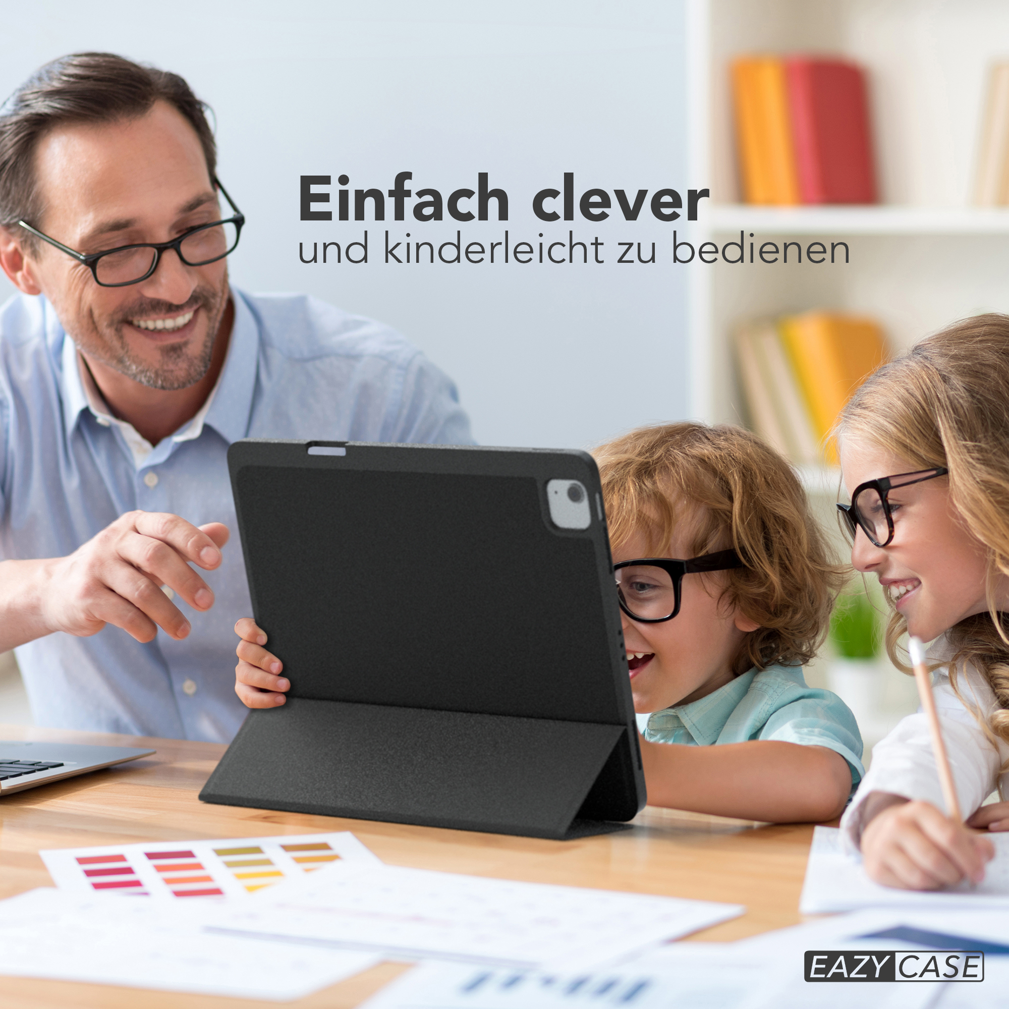 Ein Vater und zwei Kinder schauen auf ein Tablet. Das Tablet ist schwarz, der Text lautet: EAZY CASE.