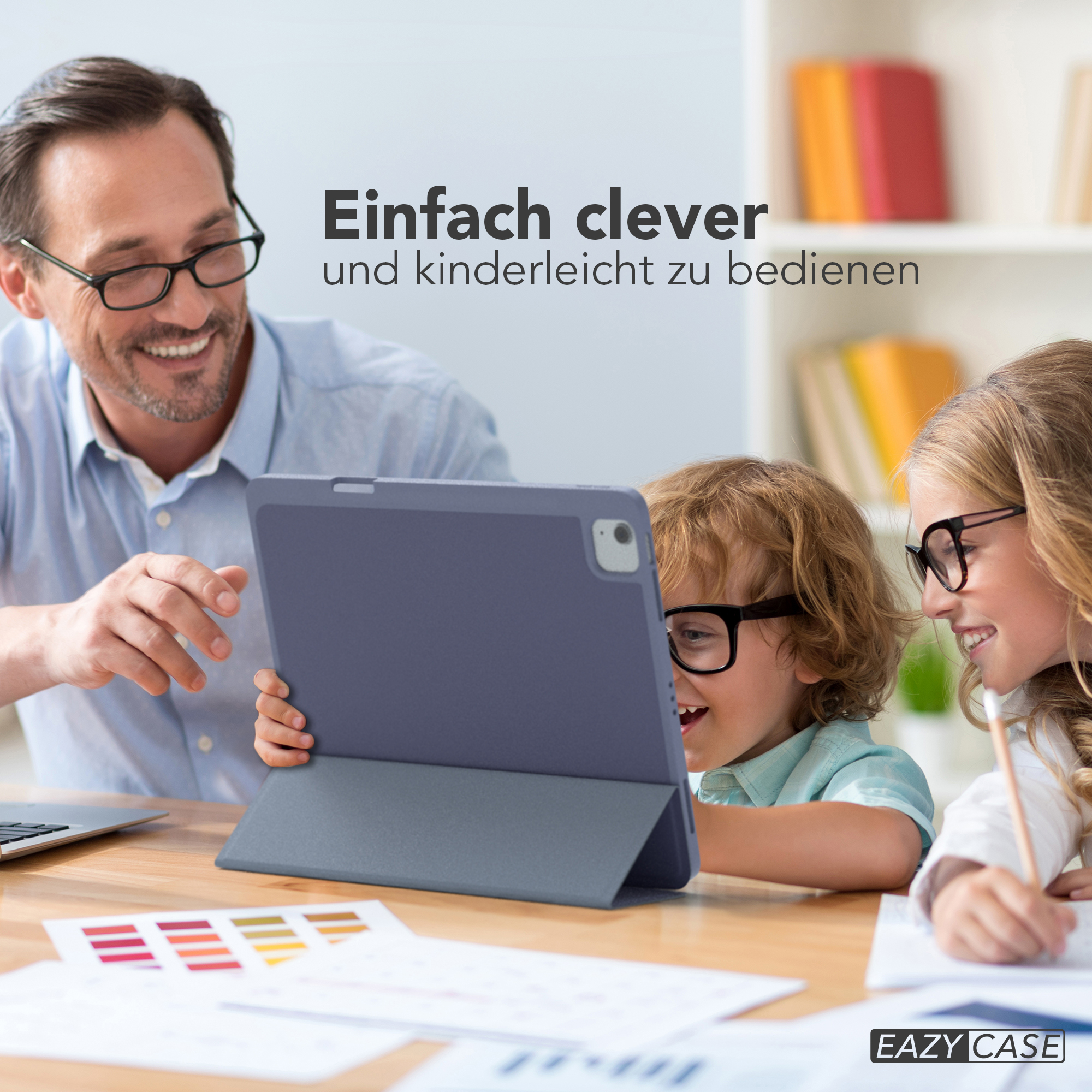 Ein Vater und zwei Kinder sind in einem Raum und schauen sich ein Tablet an. Der Text lautet: "Einfach clever und kinderleicht zu bedienen".