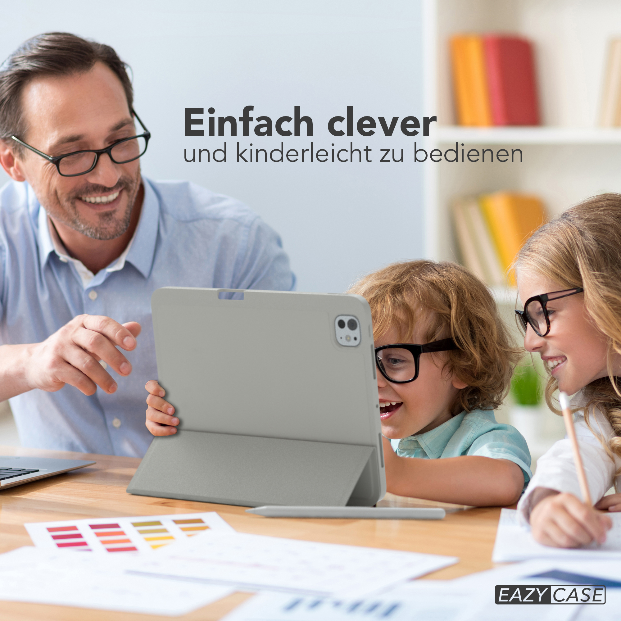 Ein Vater und zwei Kinder schauen auf ein Tablet. Text auf dem Tablet lautet 'Einfach clever'.