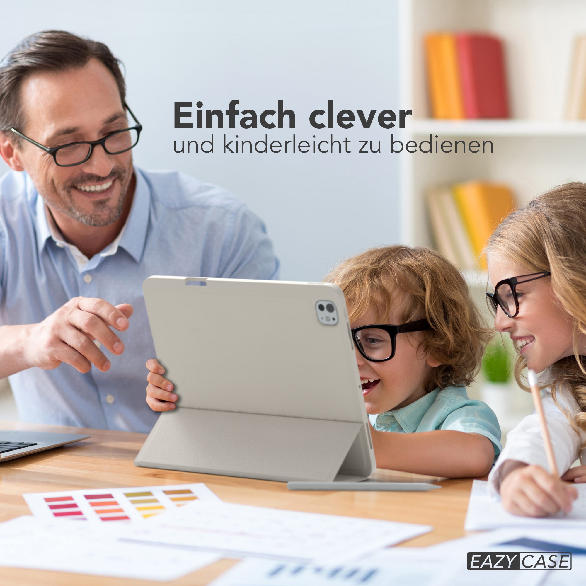 Eine Familie betrachtet ein Tablet, mit Text: 'Einfach clever und kinderleicht zu bedienen'.