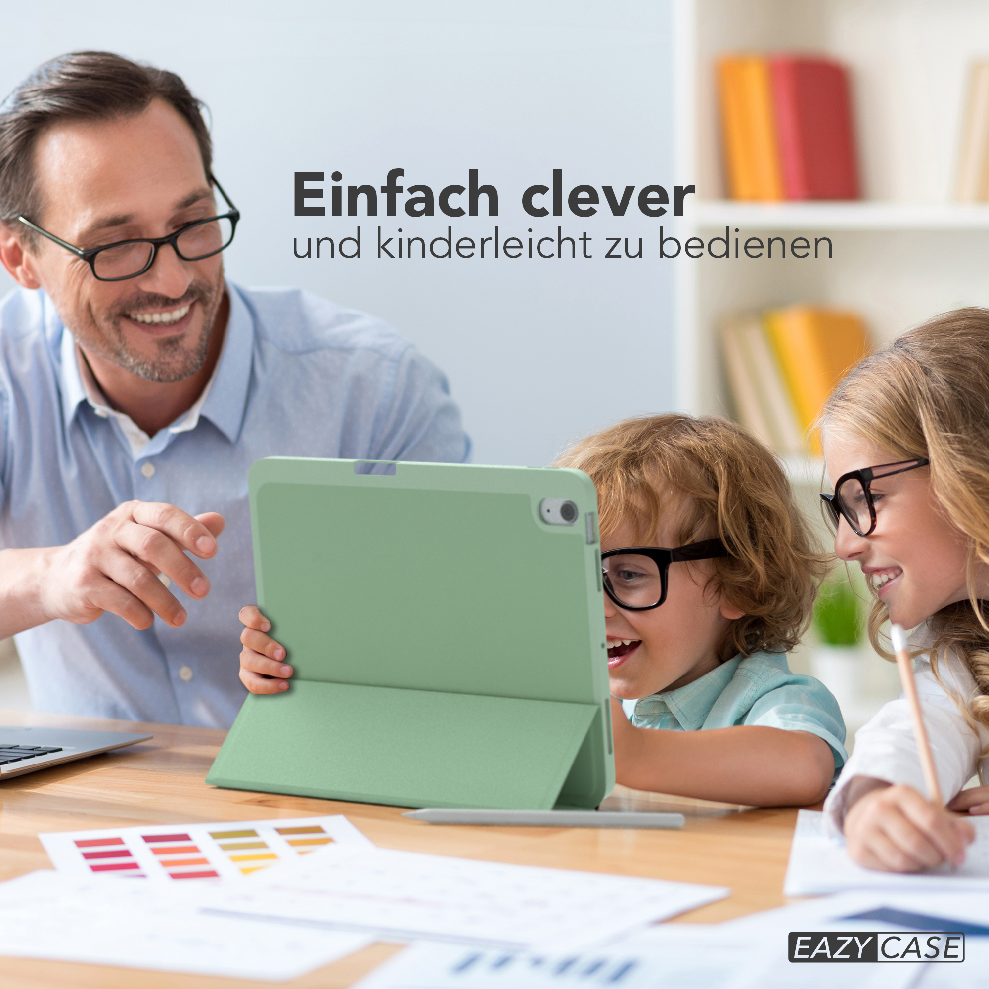 Ein Vater und zwei Kinder interagieren mit einem Tablet. Oben steht: „Einfach clever“.